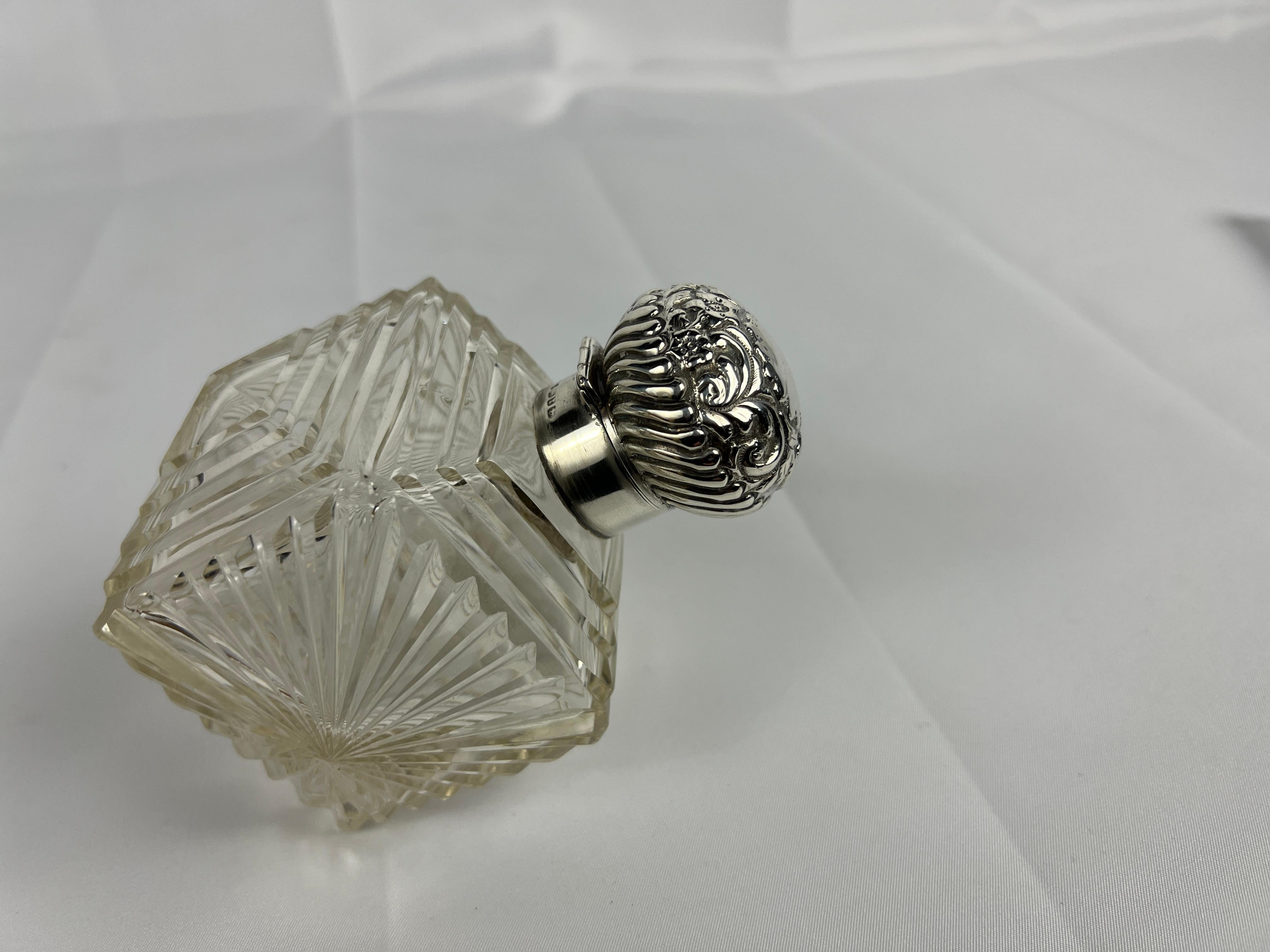 XX secolo Insolito flacone di profumo britannico in argento sterling e vetro tagliato Repousse in vendita