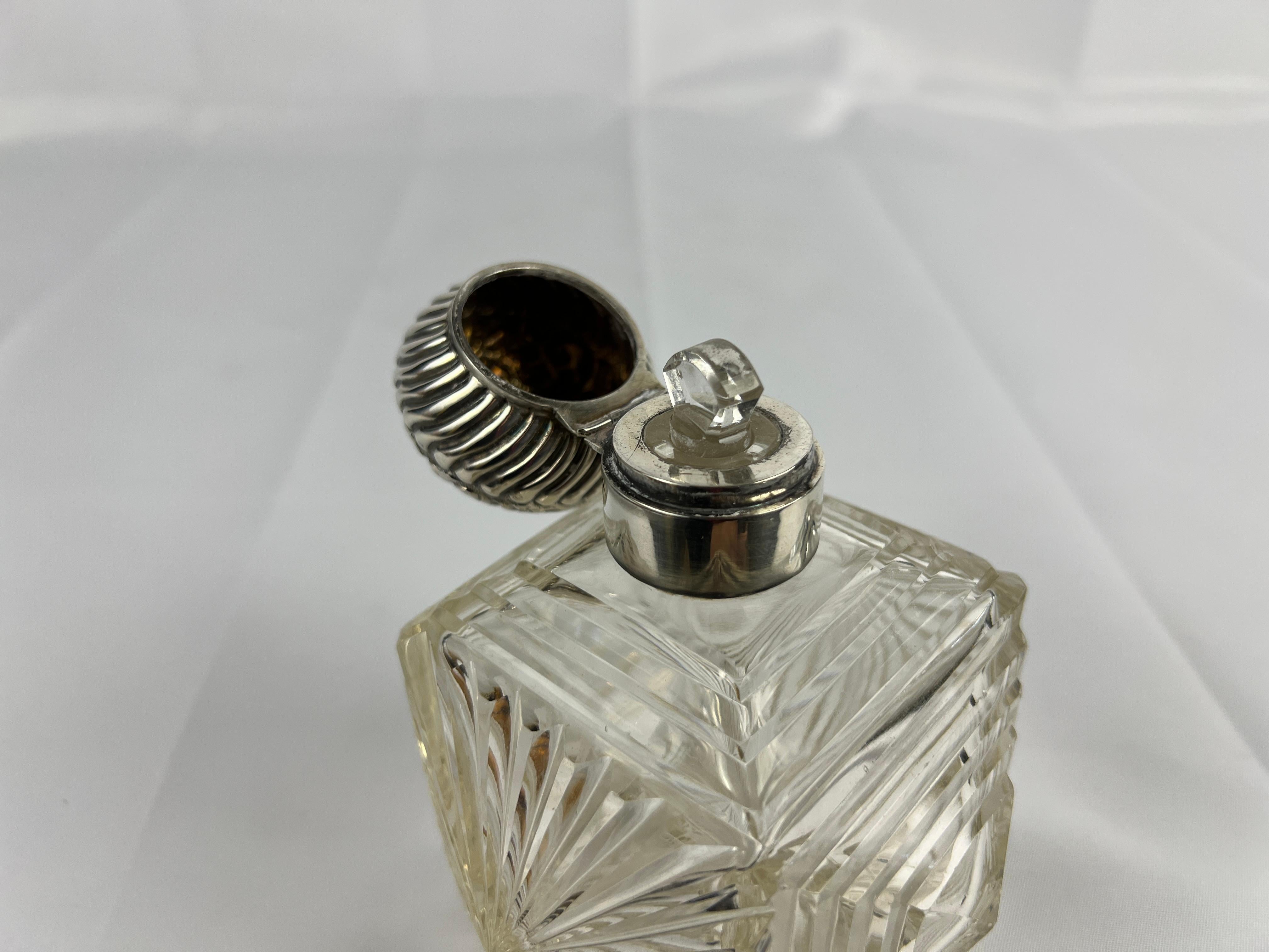 Argento 925 Insolito flacone di profumo britannico in argento sterling e vetro tagliato Repousse in vendita