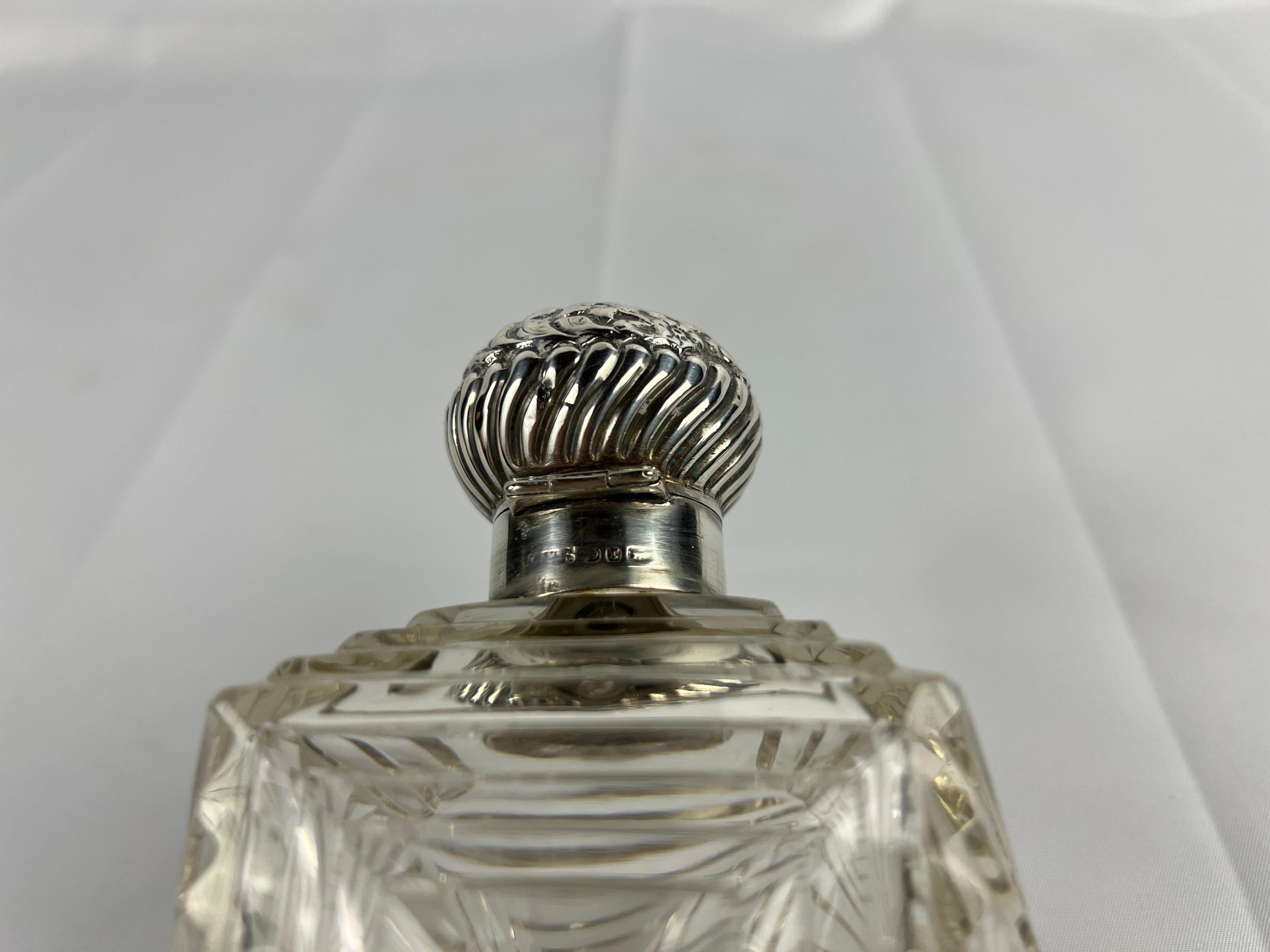 Insolito flacone di profumo britannico in argento sterling e vetro tagliato Repousse in vendita 1