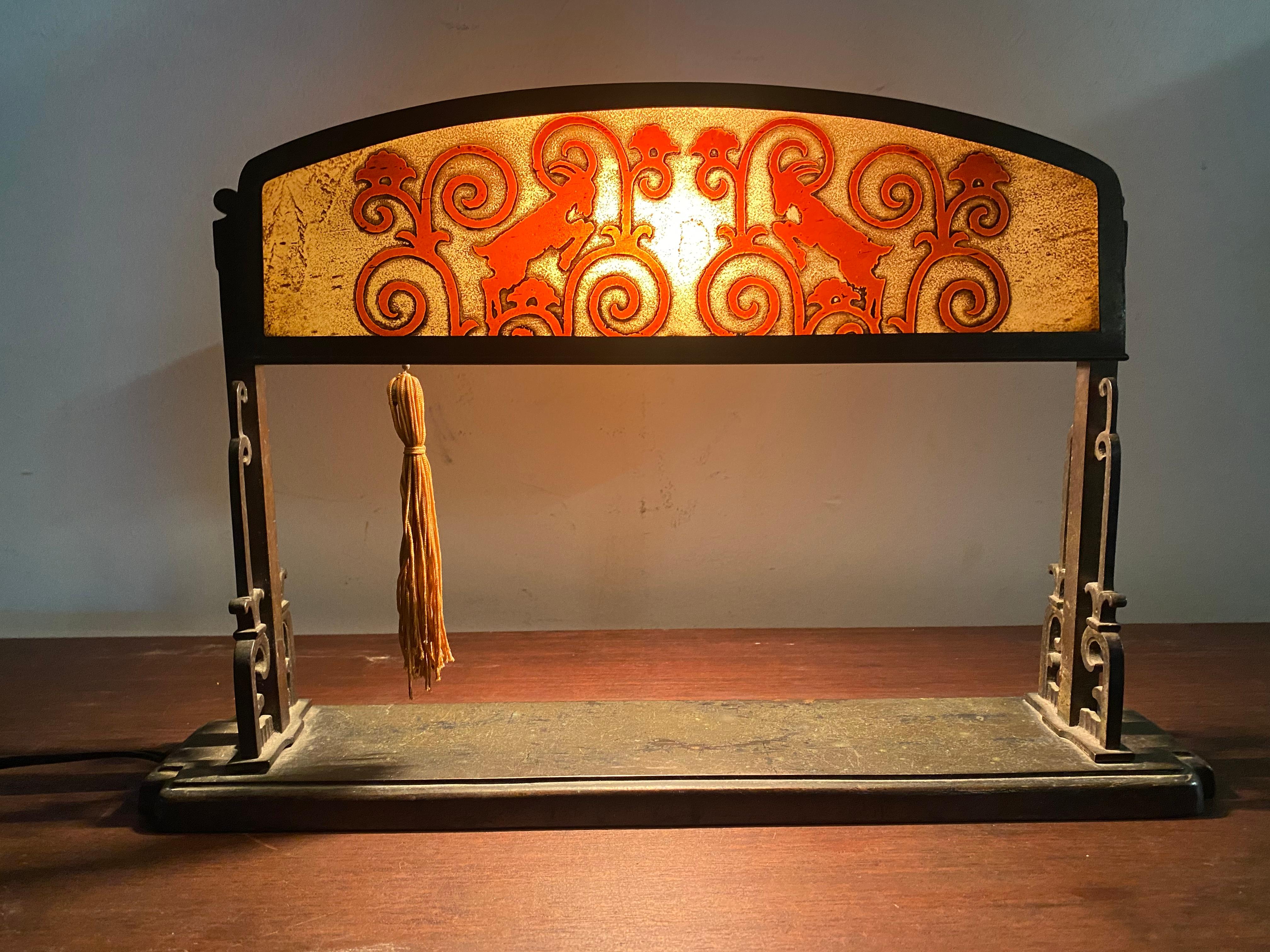 Tisch-/Schreibtischlampe aus Bronze und säuregeätztem Glas, Widderkopf-Motiv, Oscar Bach (Art déco) im Angebot