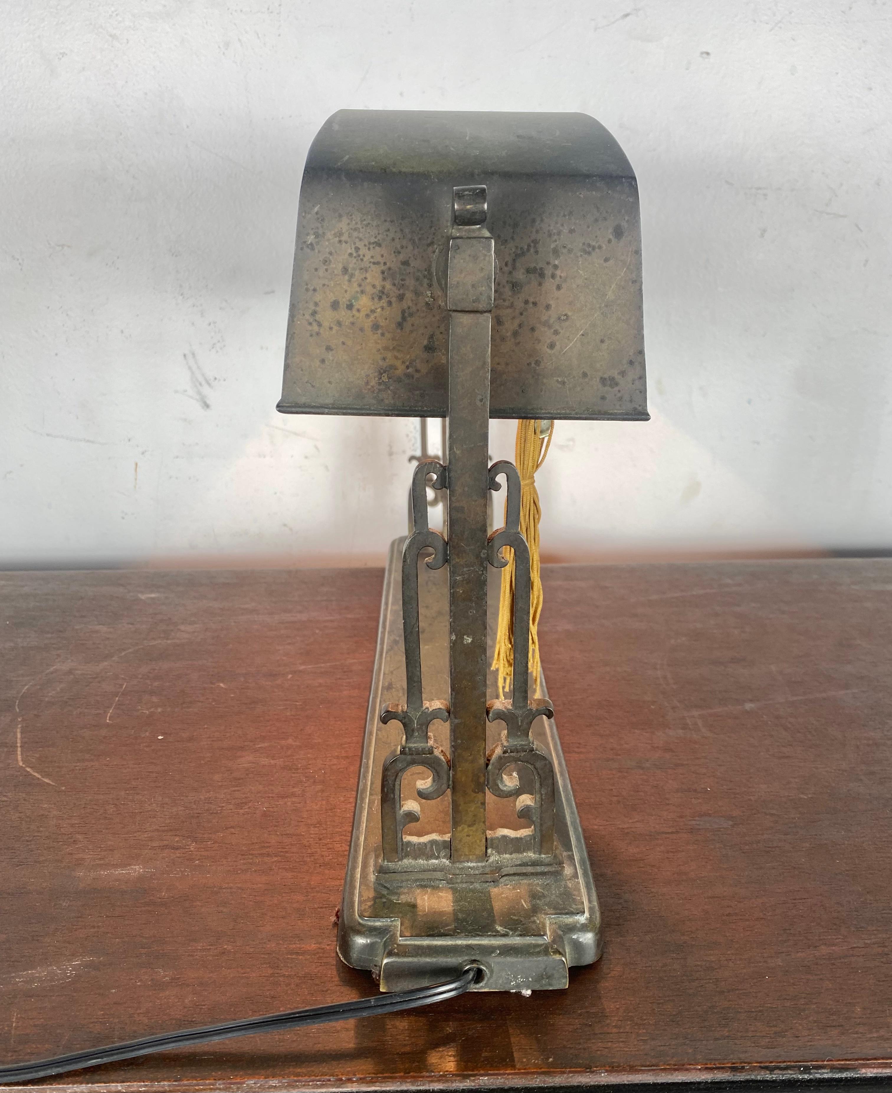 Américain Lampe de bureau en bronze et verre gravé à l'acide, motif de tête de bélier, attribuée à Oscar Bach en vente