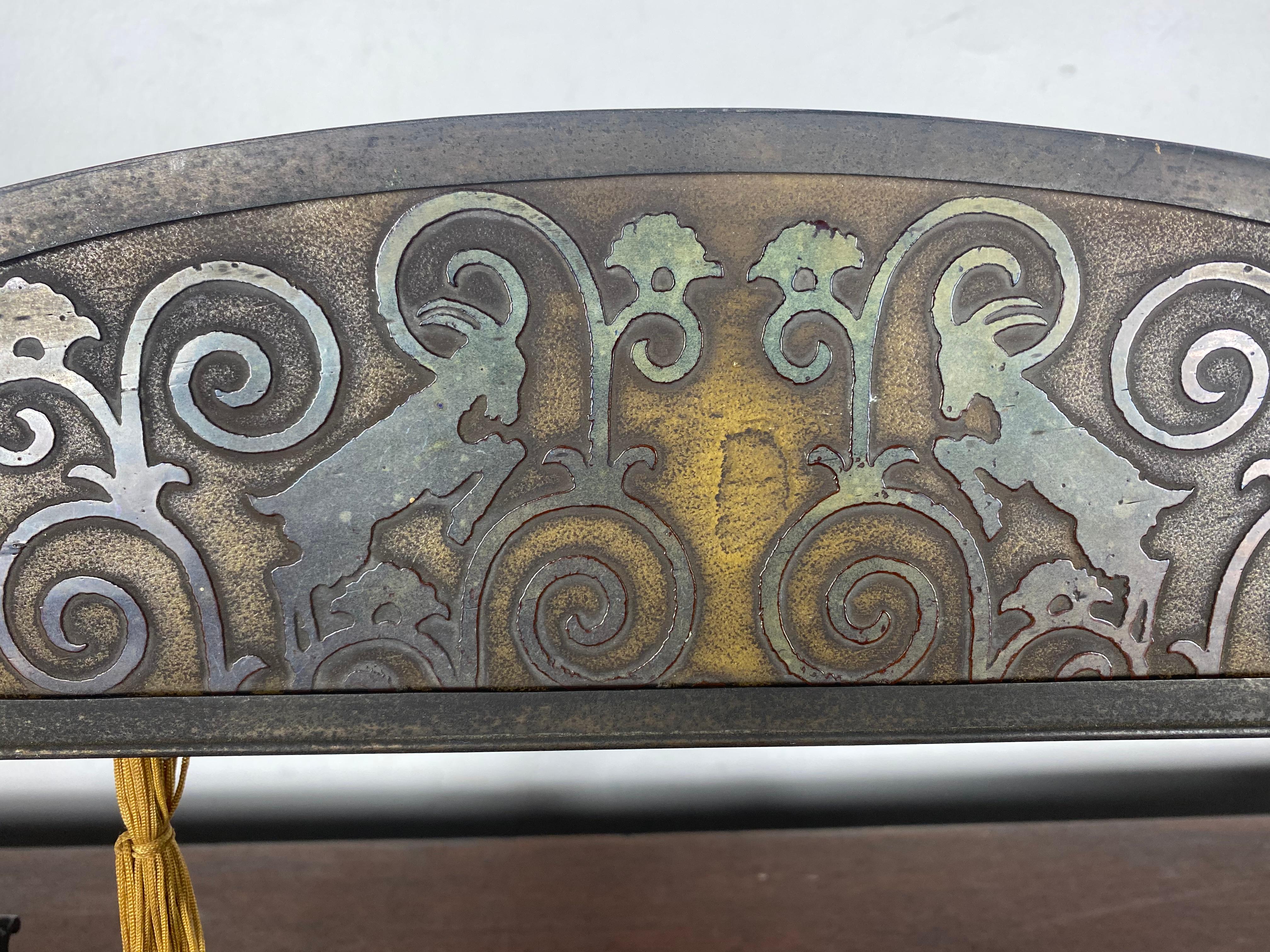 Tisch-/Schreibtischlampe aus Bronze und säuregeätztem Glas, Widderkopf-Motiv, Oscar Bach im Zustand „Gut“ im Angebot in Buffalo, NY