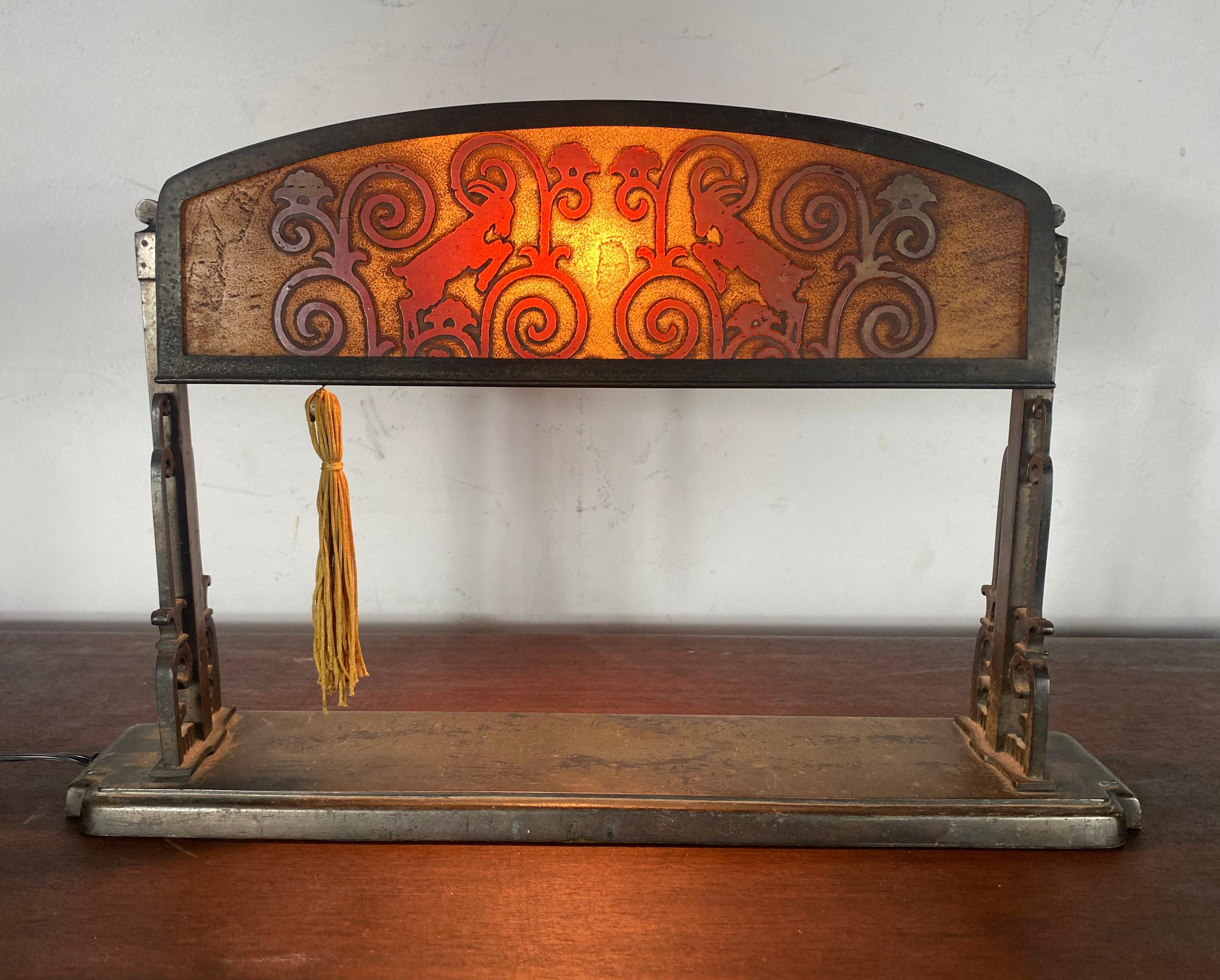 Tisch-/Schreibtischlampe aus Bronze und säuregeätztem Glas, Widderkopf-Motiv, Oscar Bach (Frühes 20. Jahrhundert) im Angebot