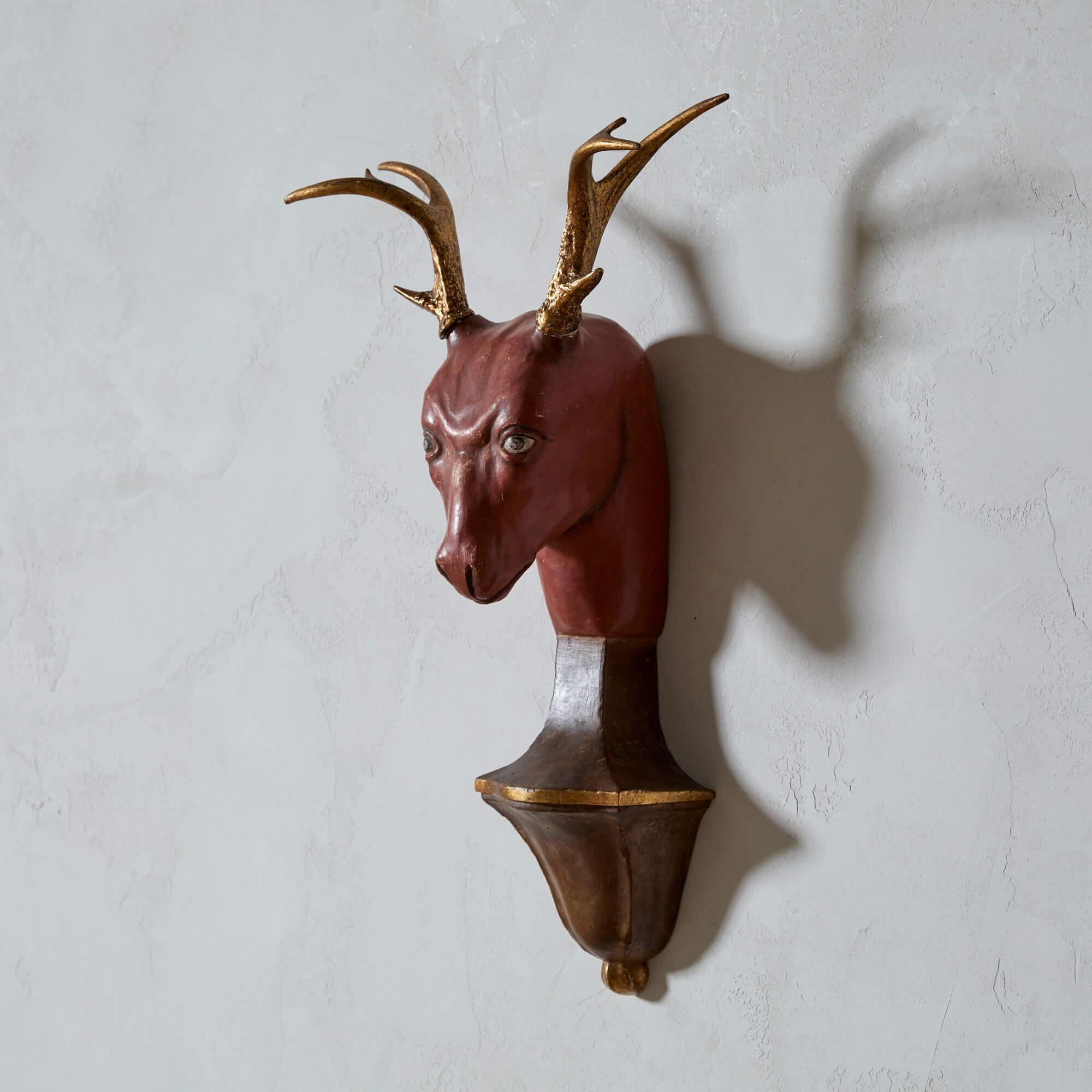 Ungewöhnlicher geschnitzter und bemalter Hirschkopf (Europäisch) im Angebot