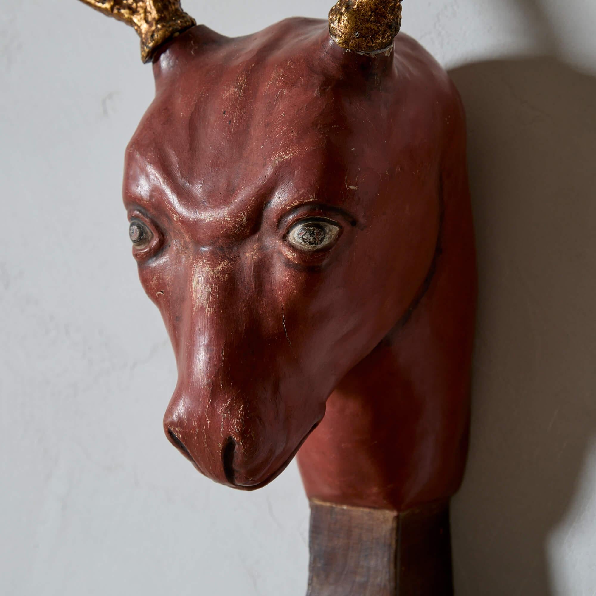 Ungewöhnlicher geschnitzter und bemalter Hirschkopf (Handgeschnitzt) im Angebot