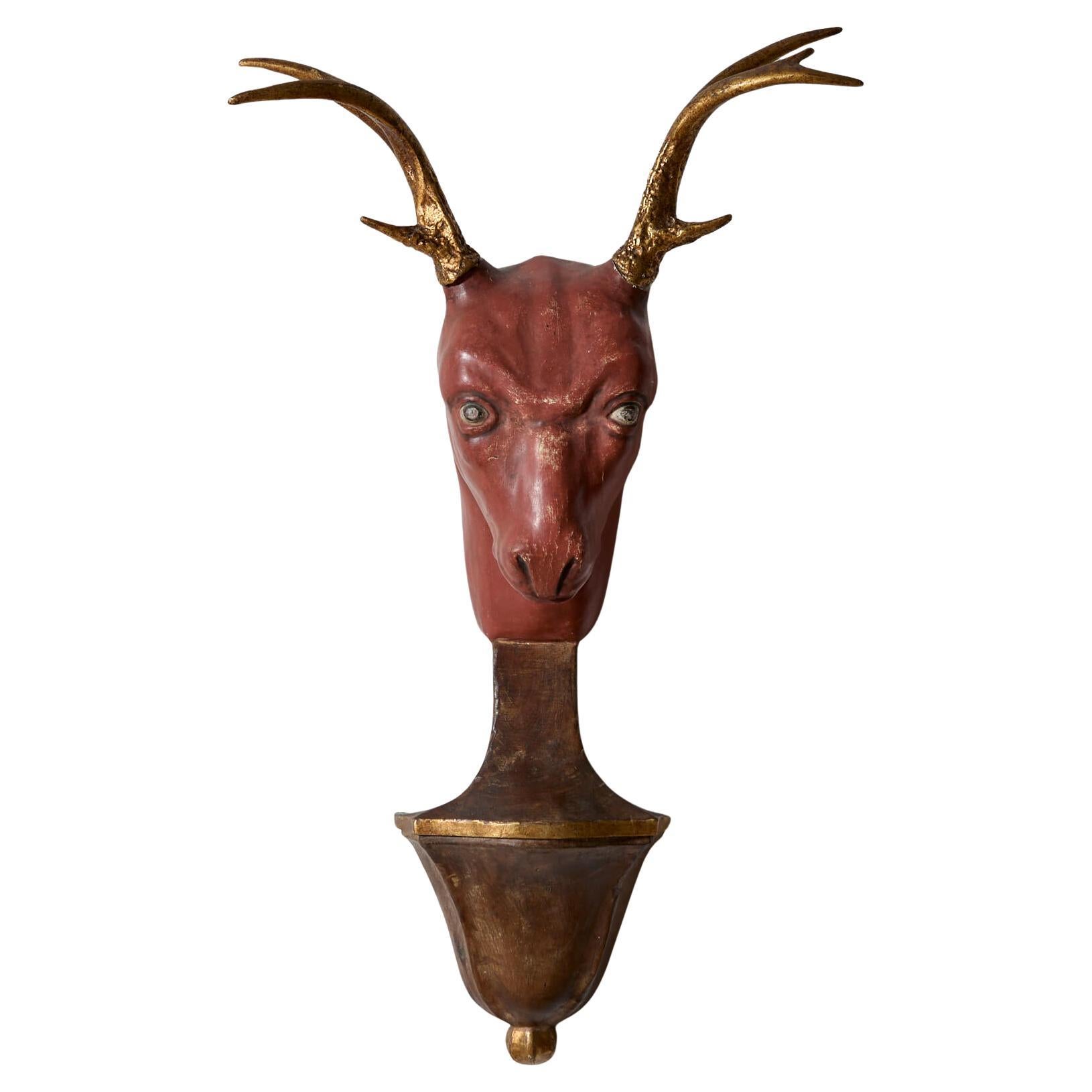 Tête de cerf sculptée et peinte inhabituelle