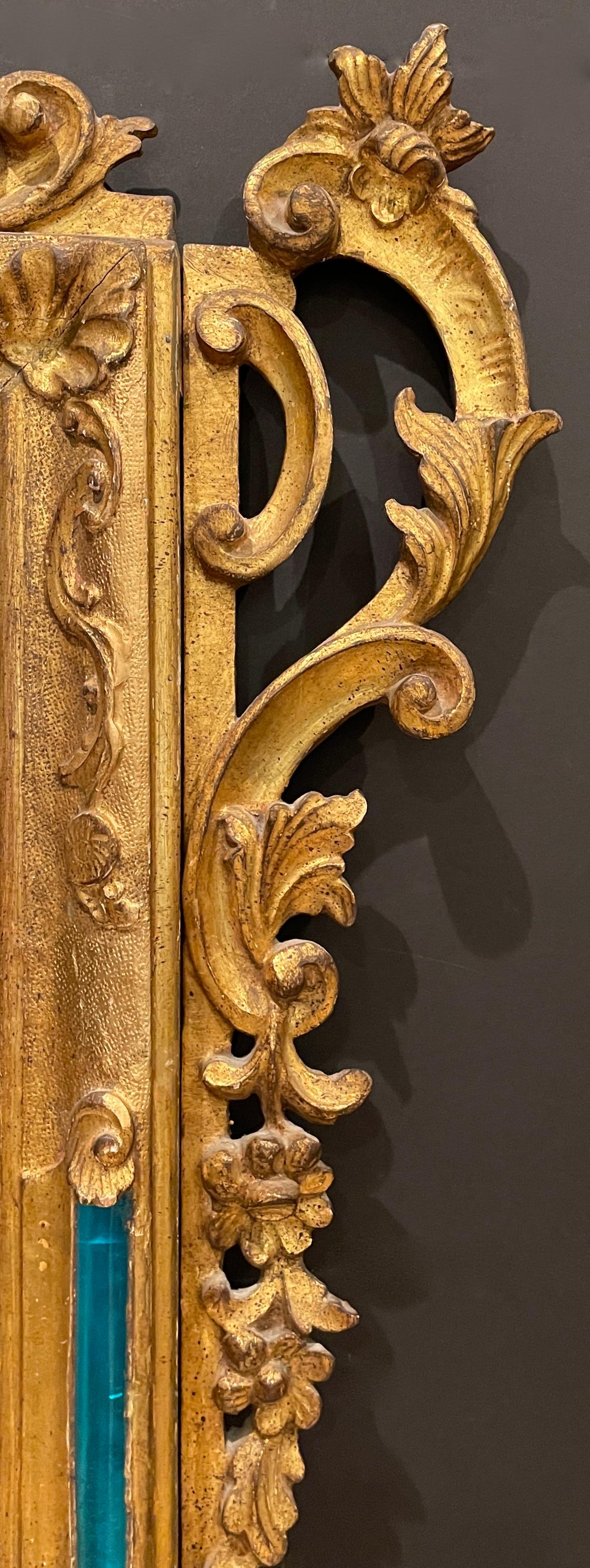Doré Miroir inhabituel rococo vénitien en bois doré sculpté en vente