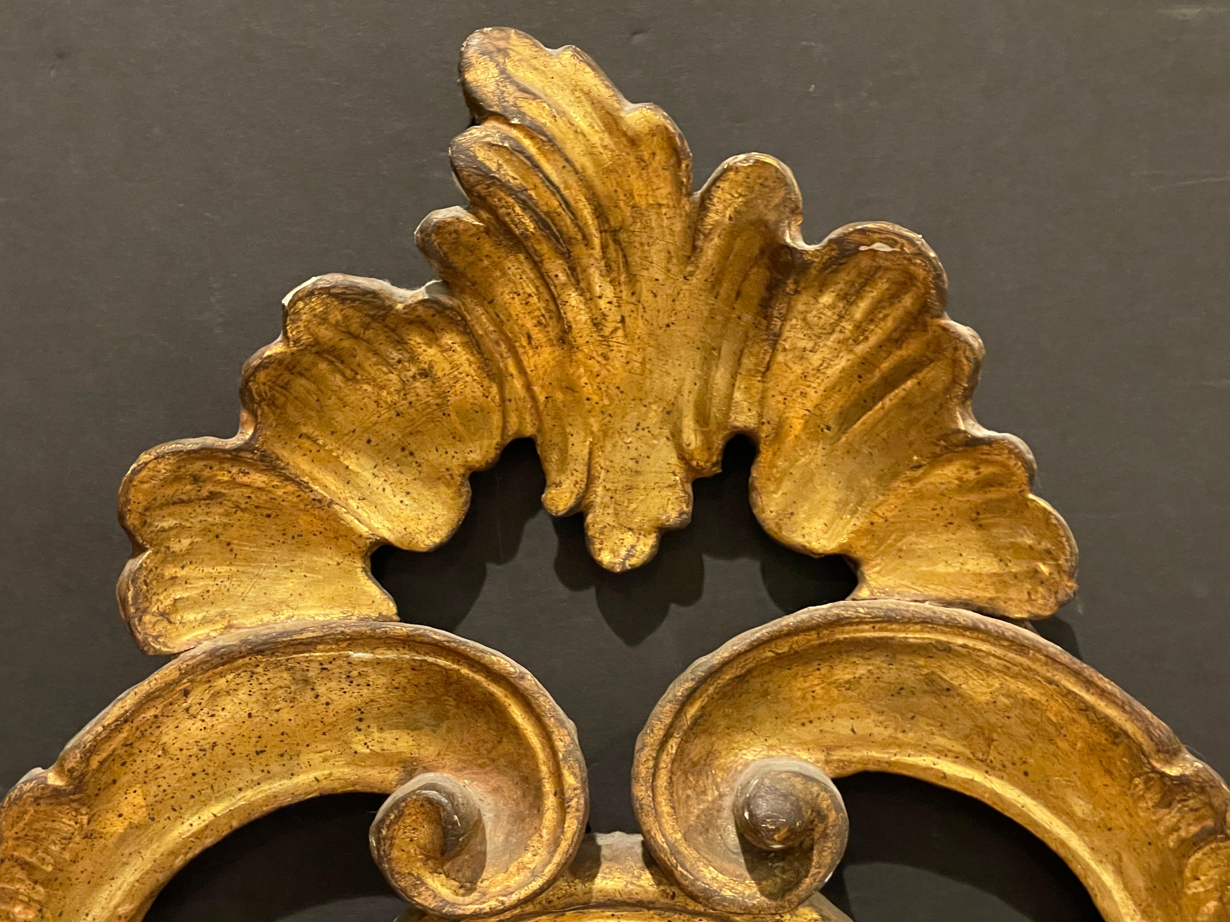 Ungewöhnlicher geschnitzter venezianischer Rokoko-Spiegel aus vergoldetem Holz (19. Jahrhundert) im Angebot