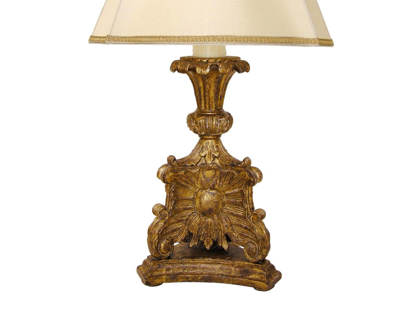 Inhabituelle lampe de table en bois doré italien sculpté par Randy Esada.