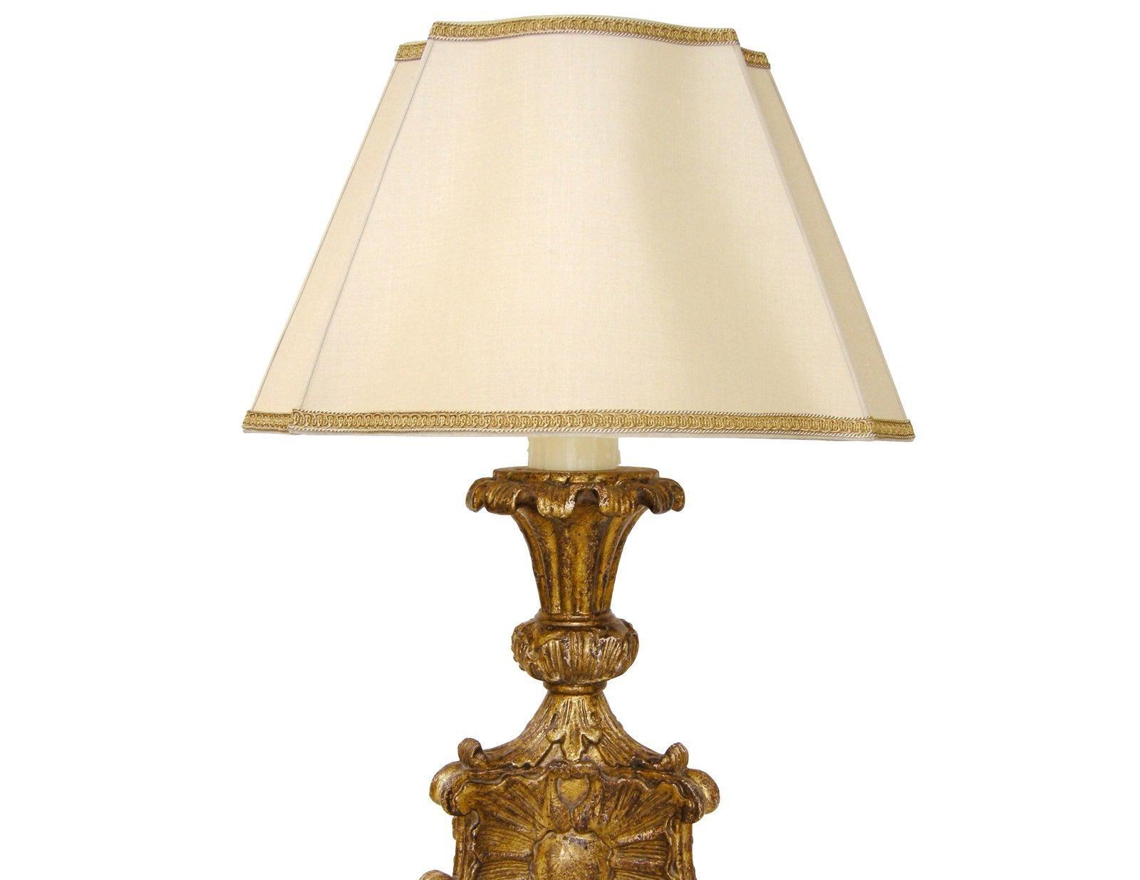 Louis XVI Lampe de table en bois doré italien sculpté inhabituel par Randy Esada en vente