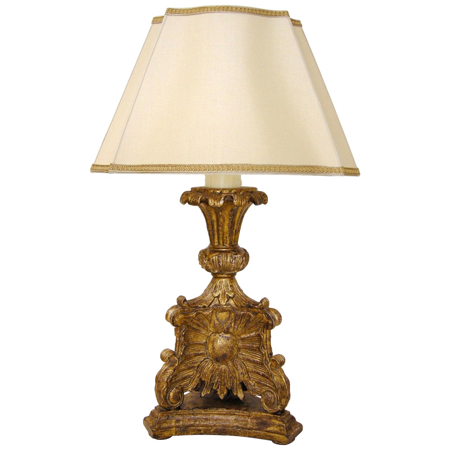 Ungewöhnliche geschnitzte italienische Giltwood-Tischlampe von Randy Esada im Angebot