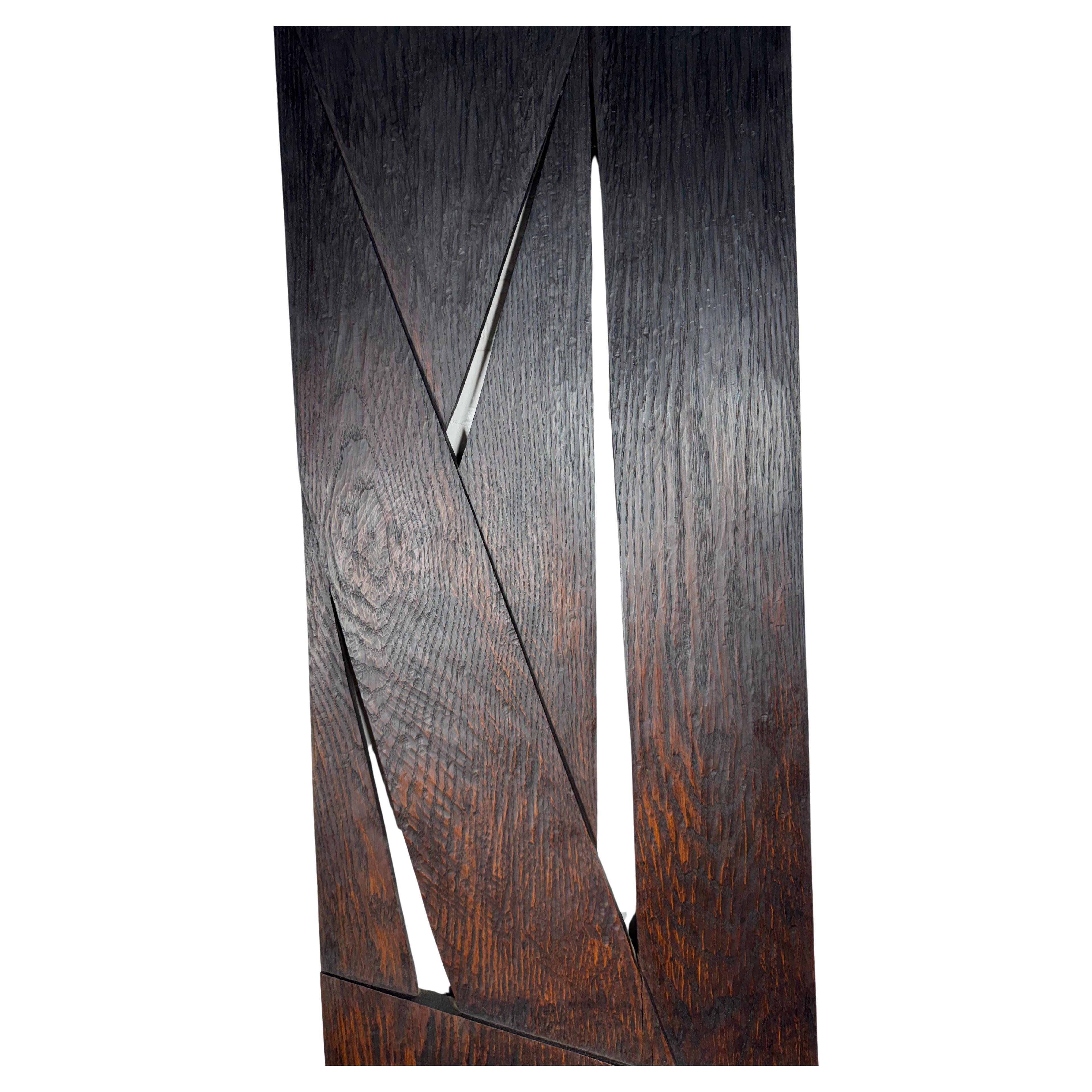 Insólito colgante de pared modernista / arquitectónico de roble tallado .firmado con fecha de 1962