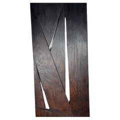 Insolito appendiabiti modernista/architettonico in legno di quercia intagliato .firmato e datato 1962