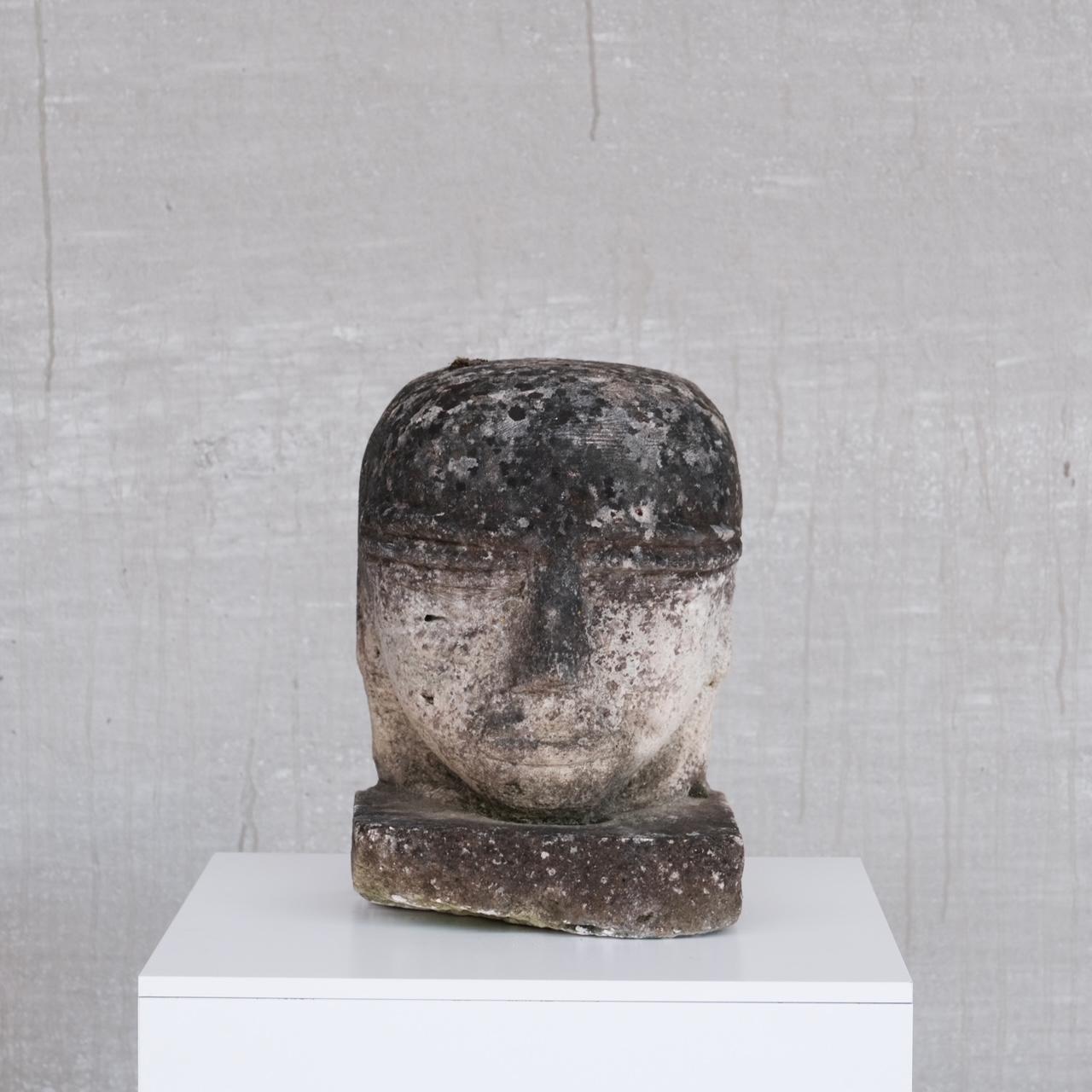 Une tête de pierre inhabituelle, sculptée par un artiste. 

France, c1920s. 

Une paire vendue individuellement. 

Emplacement : Belgique Gallery. 

Dimensions : 35 H x 18 P x 24 L en cm : 35 H x 18 D x 24 W en cm. 

Livraison :