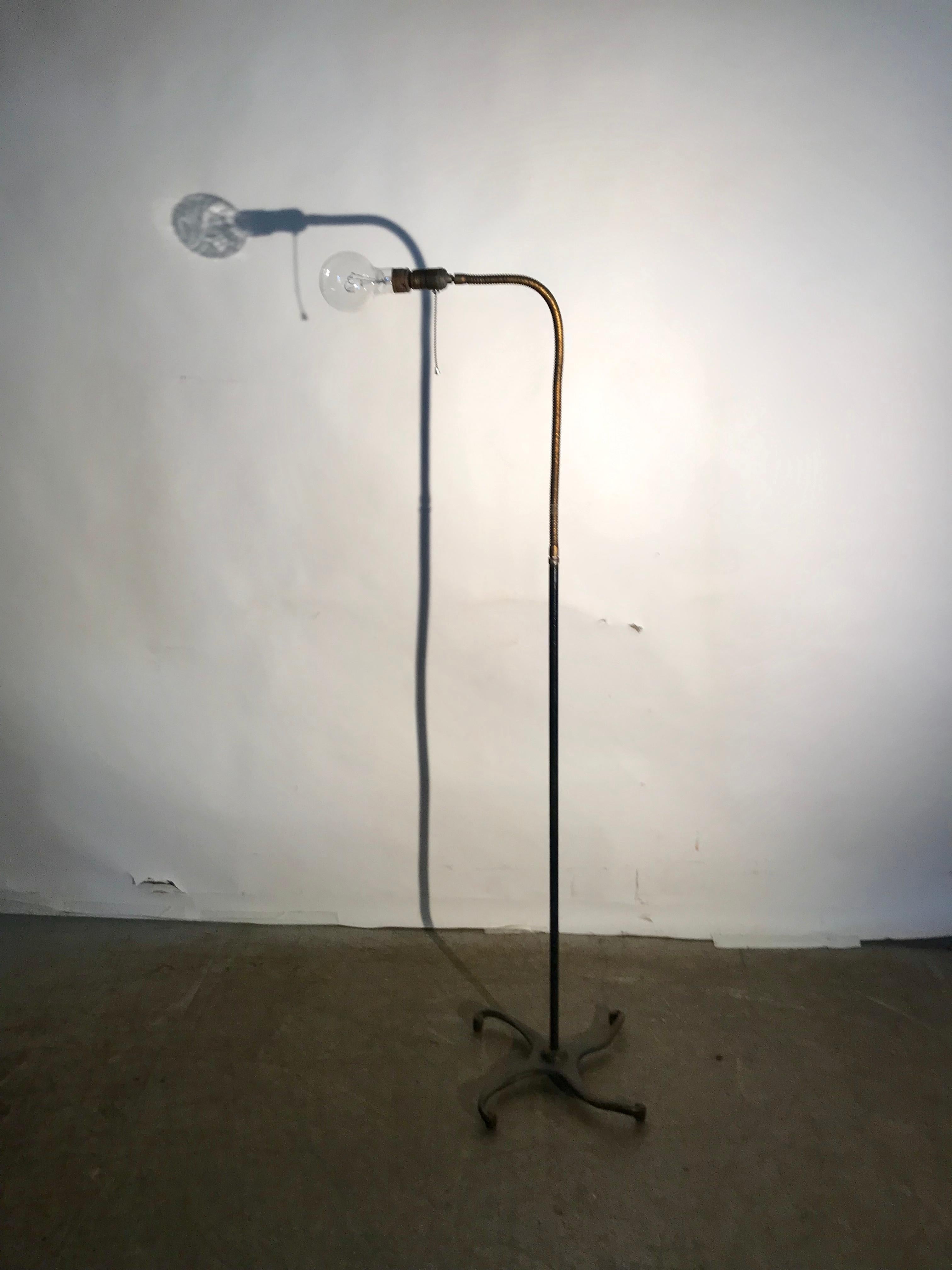 Ungewöhnliche industrielle Stehlampe mit Gänseblümchenhals aus Gusseisen und Messing, von Hendryx (Industriell) im Angebot