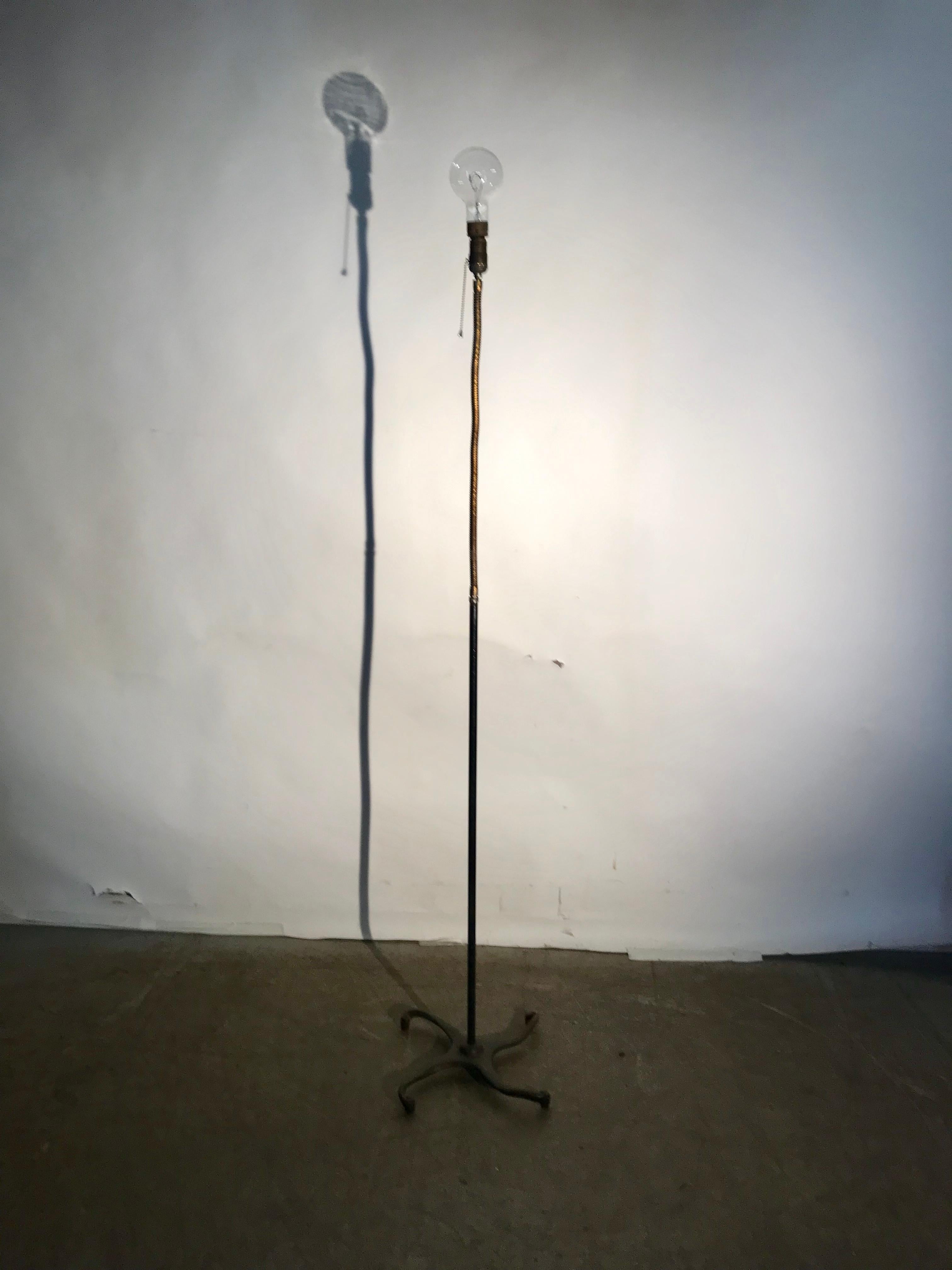 Ungewöhnliche industrielle Stehlampe mit Gänseblümchenhals aus Gusseisen und Messing, von Hendryx (Frühes 20. Jahrhundert) im Angebot