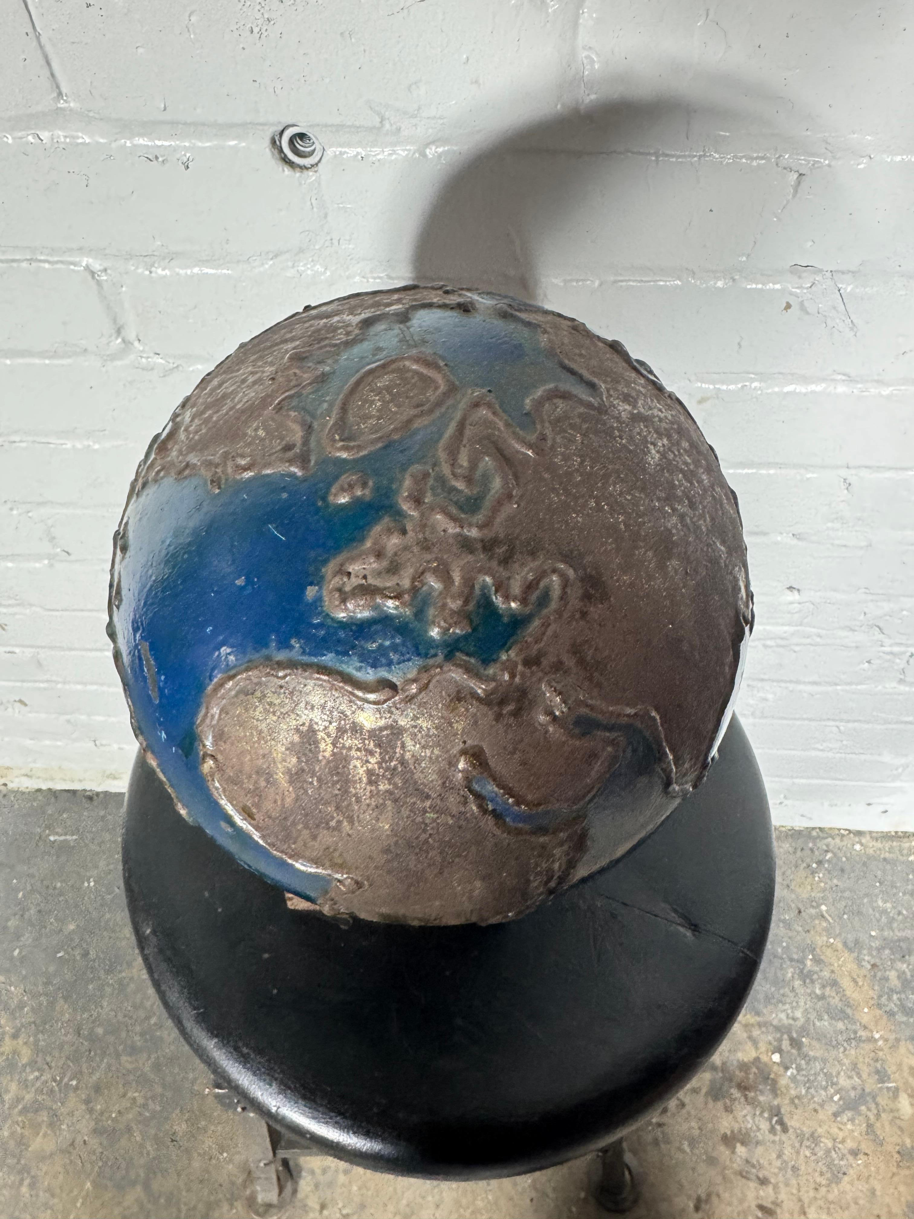 Insolito mappamondo in ghisa e a led. ROTANTE. scultura / accessorio da scrivania,  Rotazione fluida a 360*, (vedi video)  Il signore da cui l'ho acquistata sostiene che sia stata realizzata per la Worlds Fair? Non ho documentazione in merito a