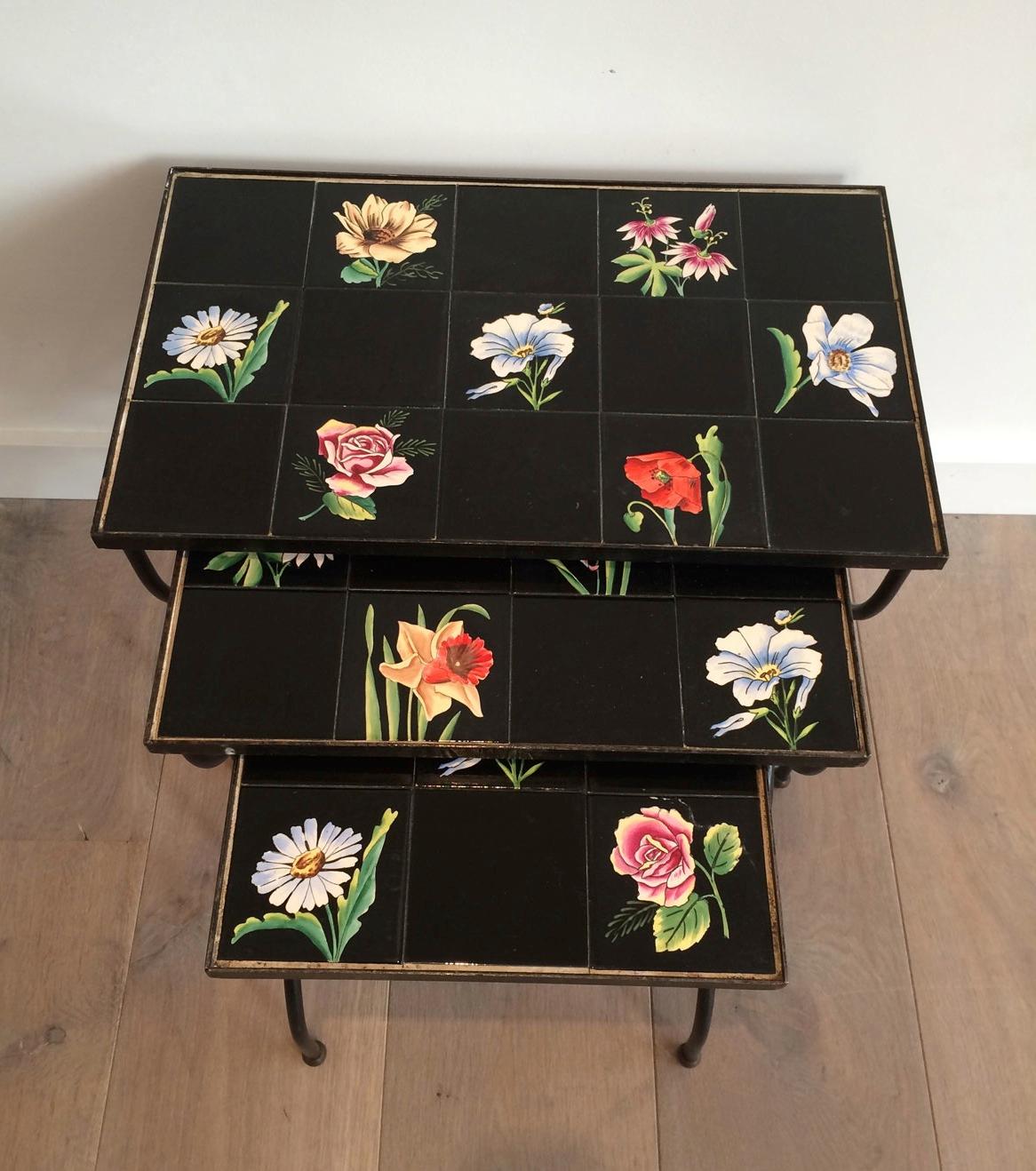 Unusual Ceramic and Black Iron Nesting Tables, French Work, circa 1950 In Good Condition For Sale In Marcq-en-Barœul, Hauts-de-France