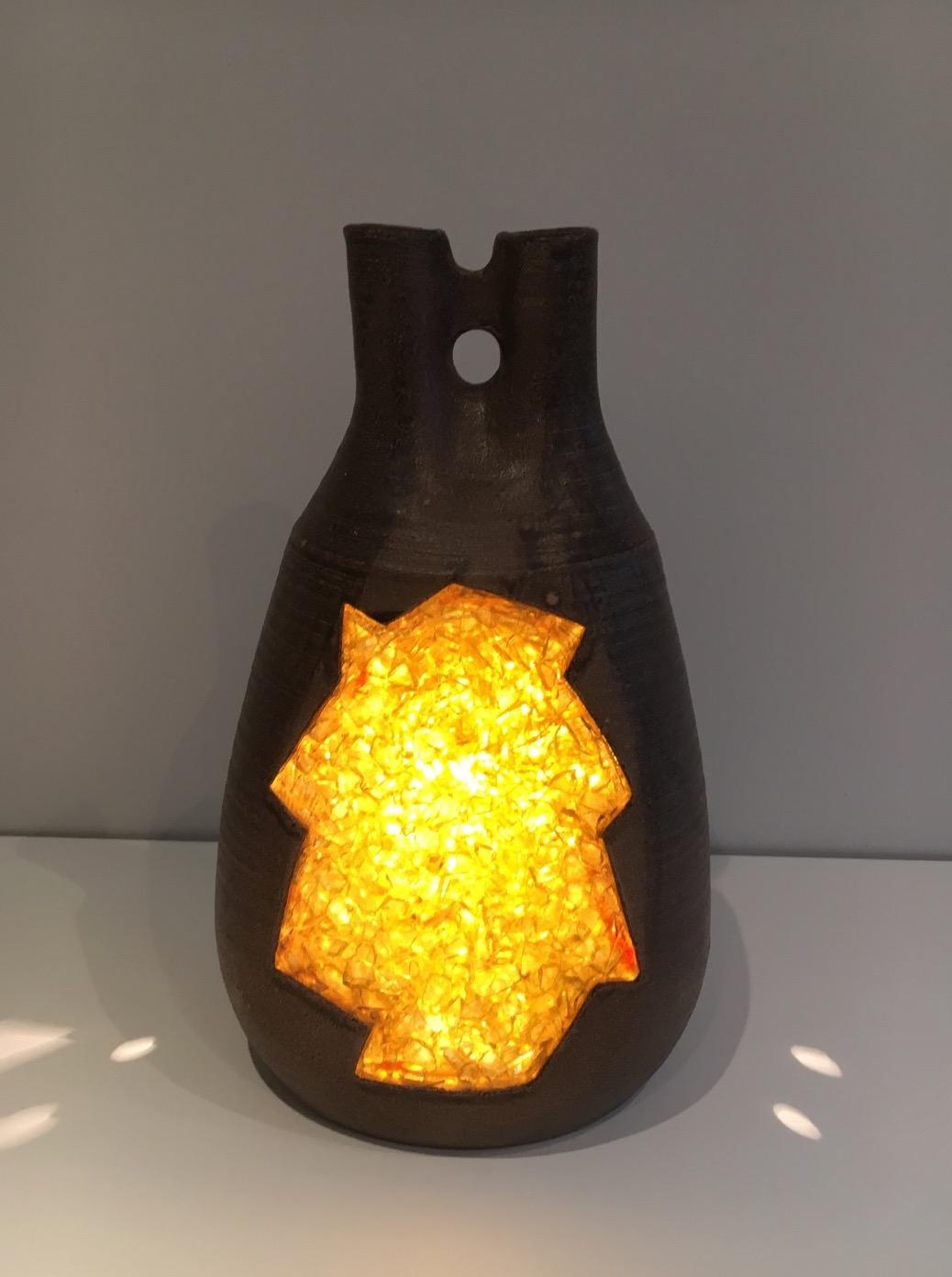 Cette belle et inhabituelle lampe de table est faite de céramique et d'incrustations de verre jaune. La lampe est encore plus belle lorsque la lumière est allumée et révèle tous les détails du verre. Il s'agit d'un ouvrage français, datant de