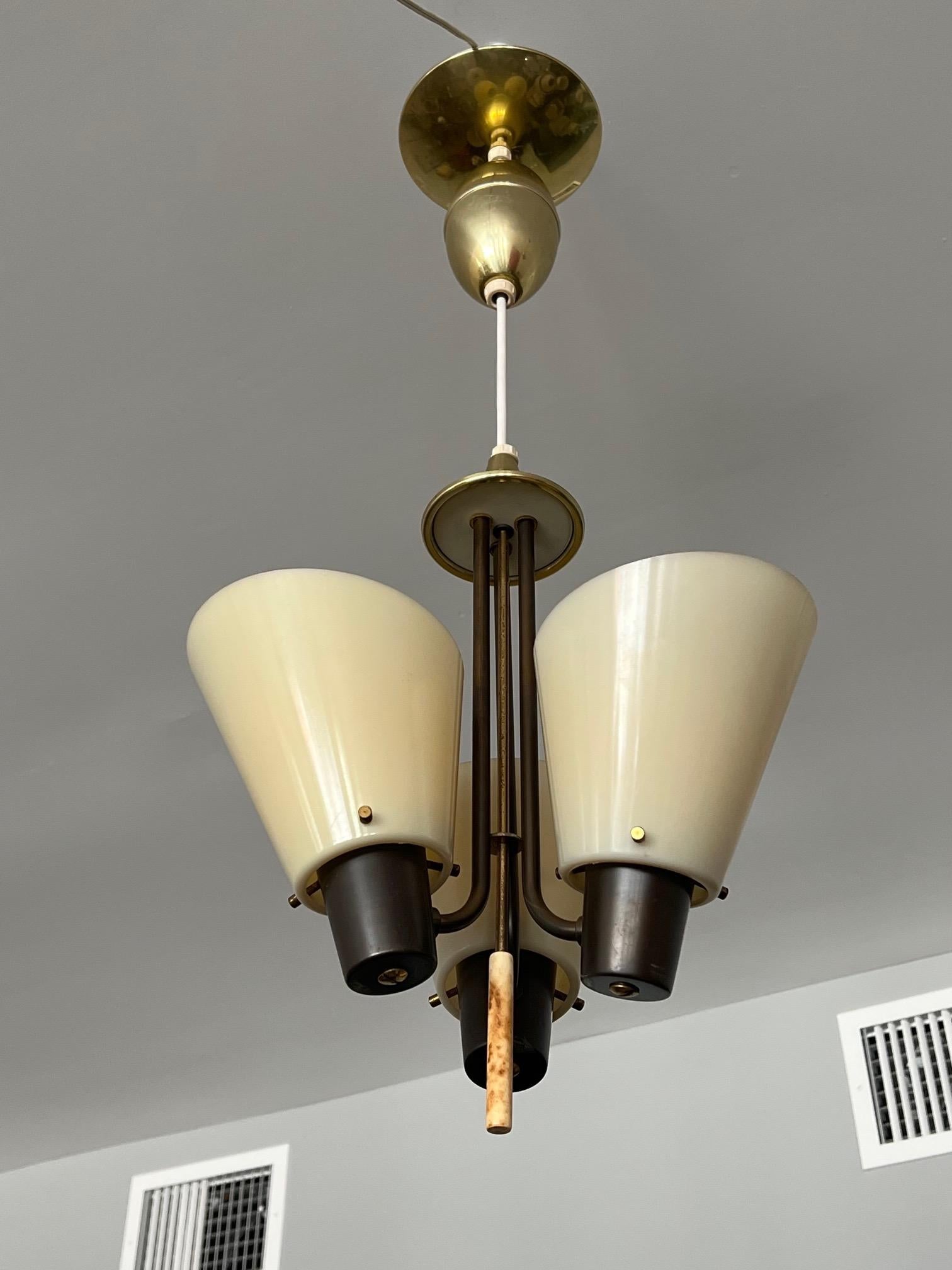 Ungewöhnlicher Lightolier-Kronleuchter mit einem echten Mid-Century-Stil, Plexiglasschirme, Maße: ca. 13 Zoll Durchmesser, Höhe 31 Zoll
