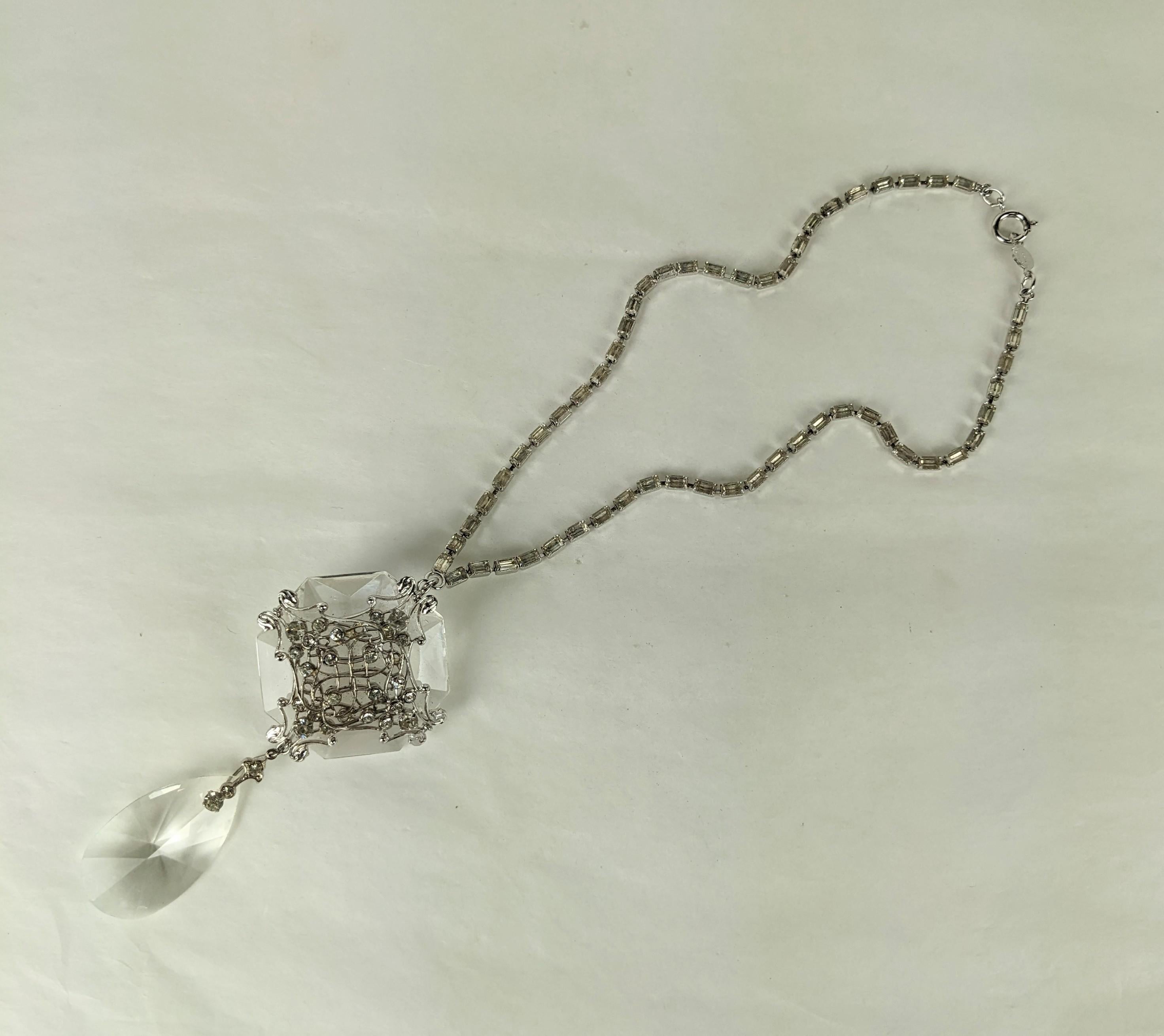 Ungewöhnlicher Kristall-Kronleuchter von Accessocraft aus den 1950er Jahren. Lucite-Kristalle sind auf einem versilberten, mit Kristallsteinen besetzten Filigran montiert. Halskette aus flexiblen Baguette-Kristallen. 1950er Jahre USA. Halskette 16