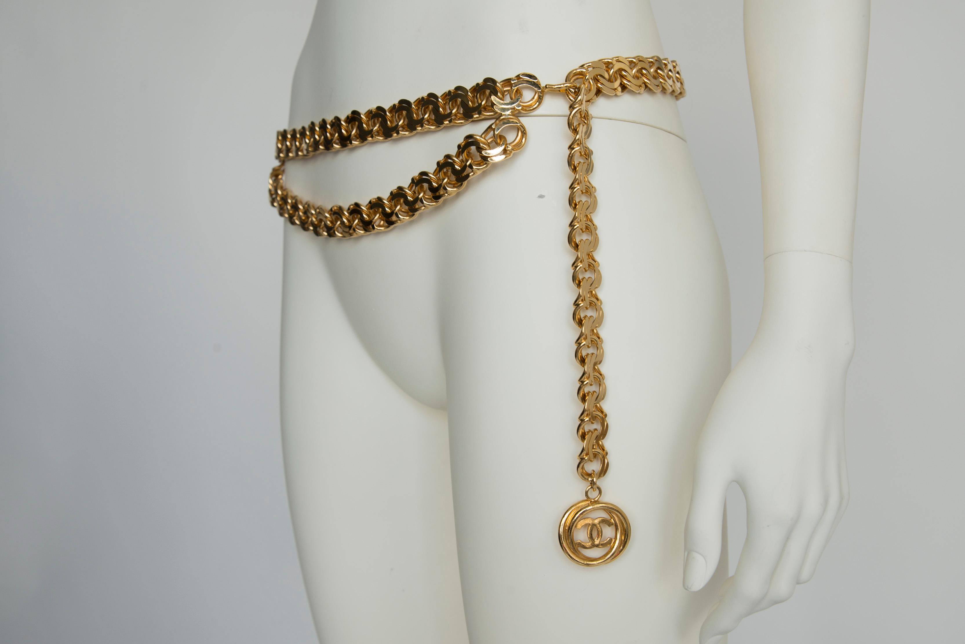 Ceinture inhabituelle Chanel By Karl Lagerfeld en pierre dorée avec double chaîne en spirale Bon état - En vente à Geneva, CH
