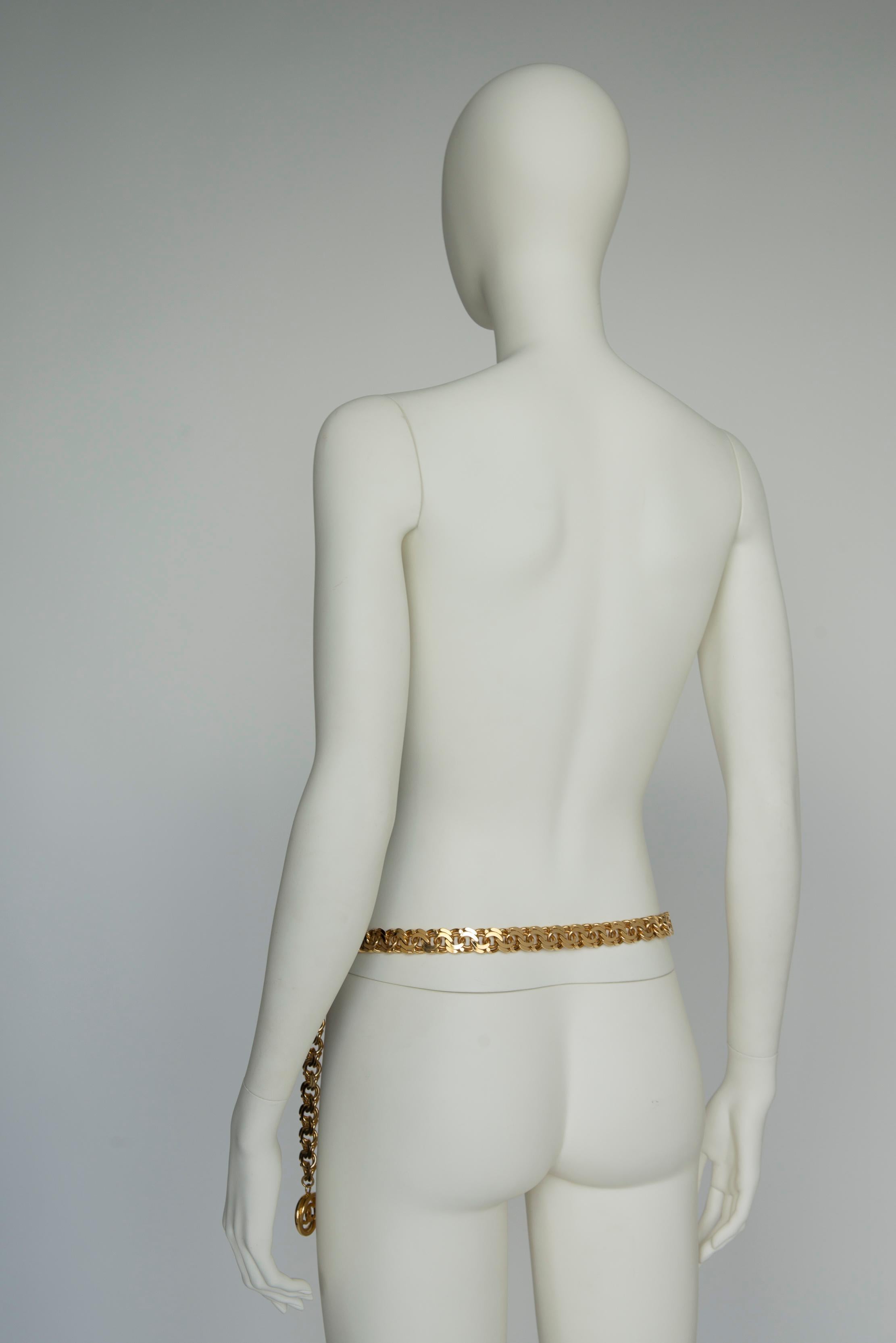 Unusual Chanel By Karl Lagerfeld Goldtone Double Spiral Chain Belt In Good Condition For Sale In Geneva, CH