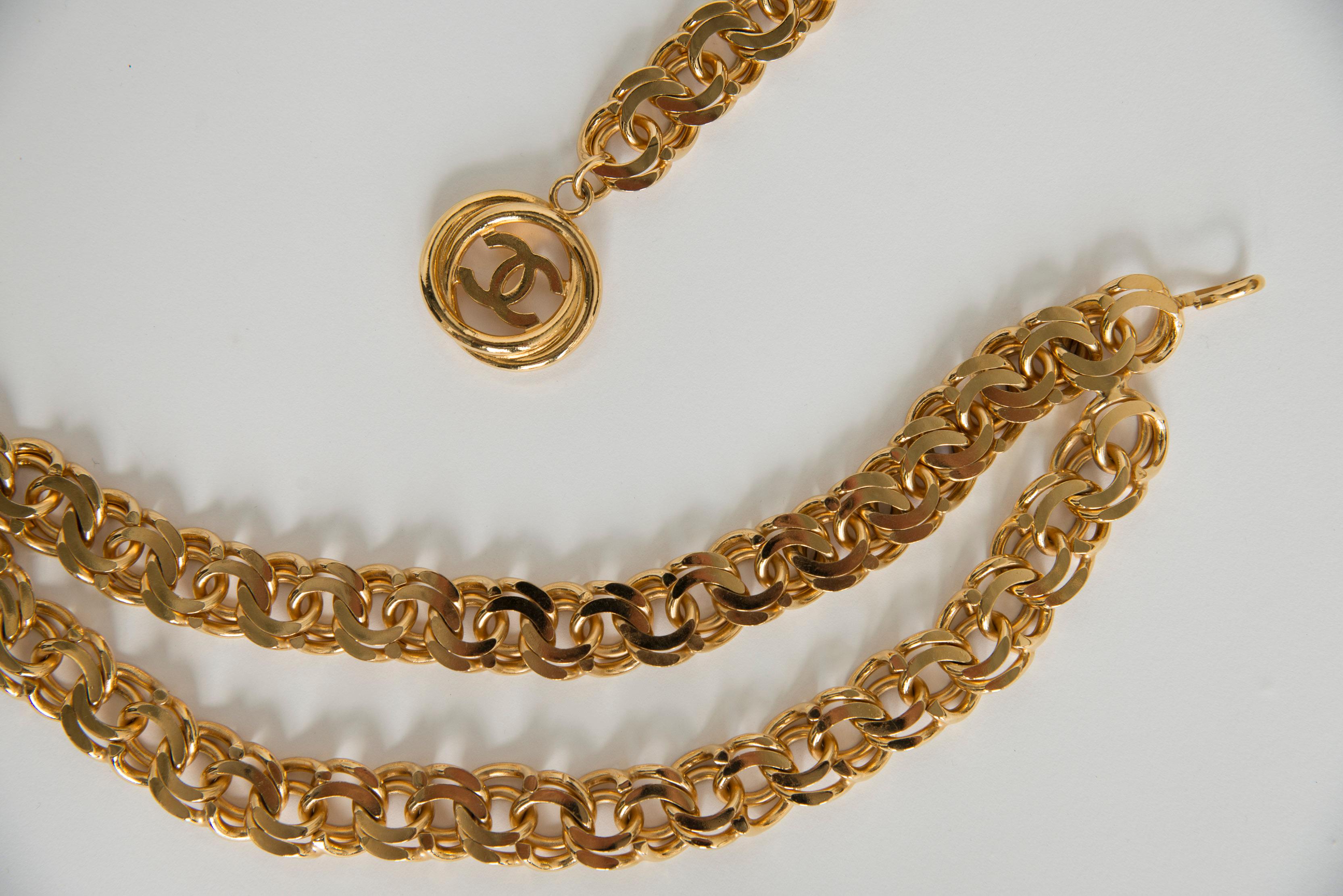 Ceinture inhabituelle Chanel By Karl Lagerfeld en pierre dorée avec double chaîne en spirale en vente 2