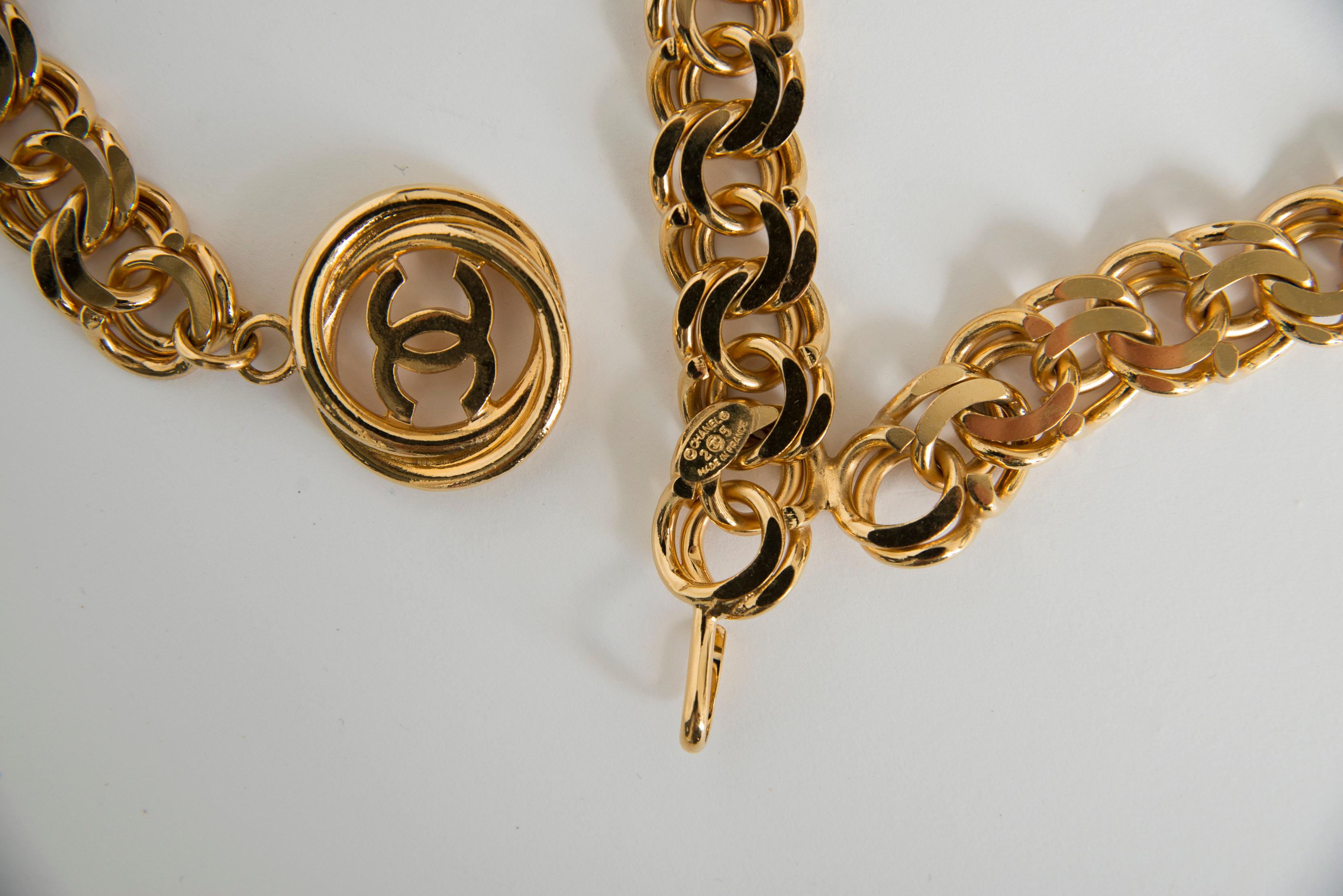 Ceinture inhabituelle Chanel By Karl Lagerfeld en pierre dorée avec double chaîne en spirale en vente 3