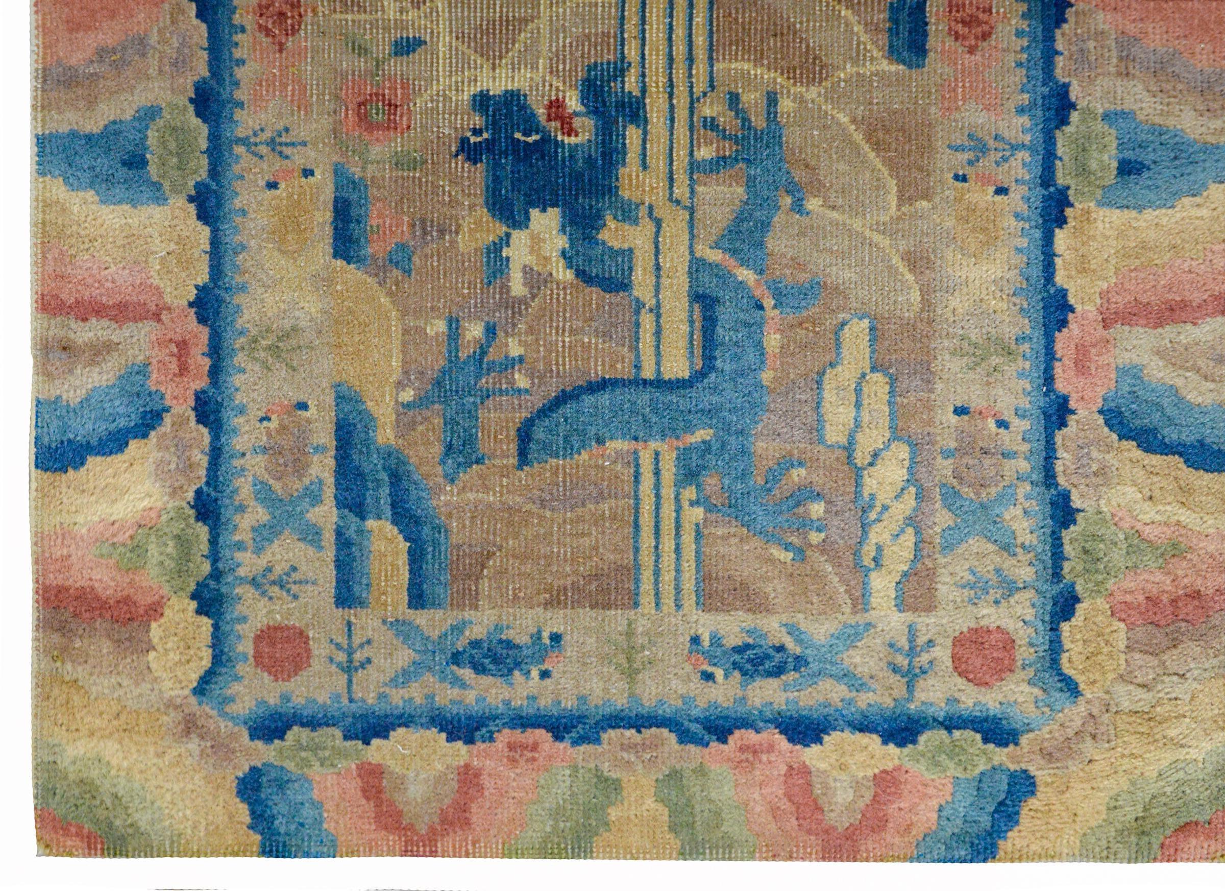 Unusual Chinese Art Deco Rug In Good Condition For Sale In Chicago, IL