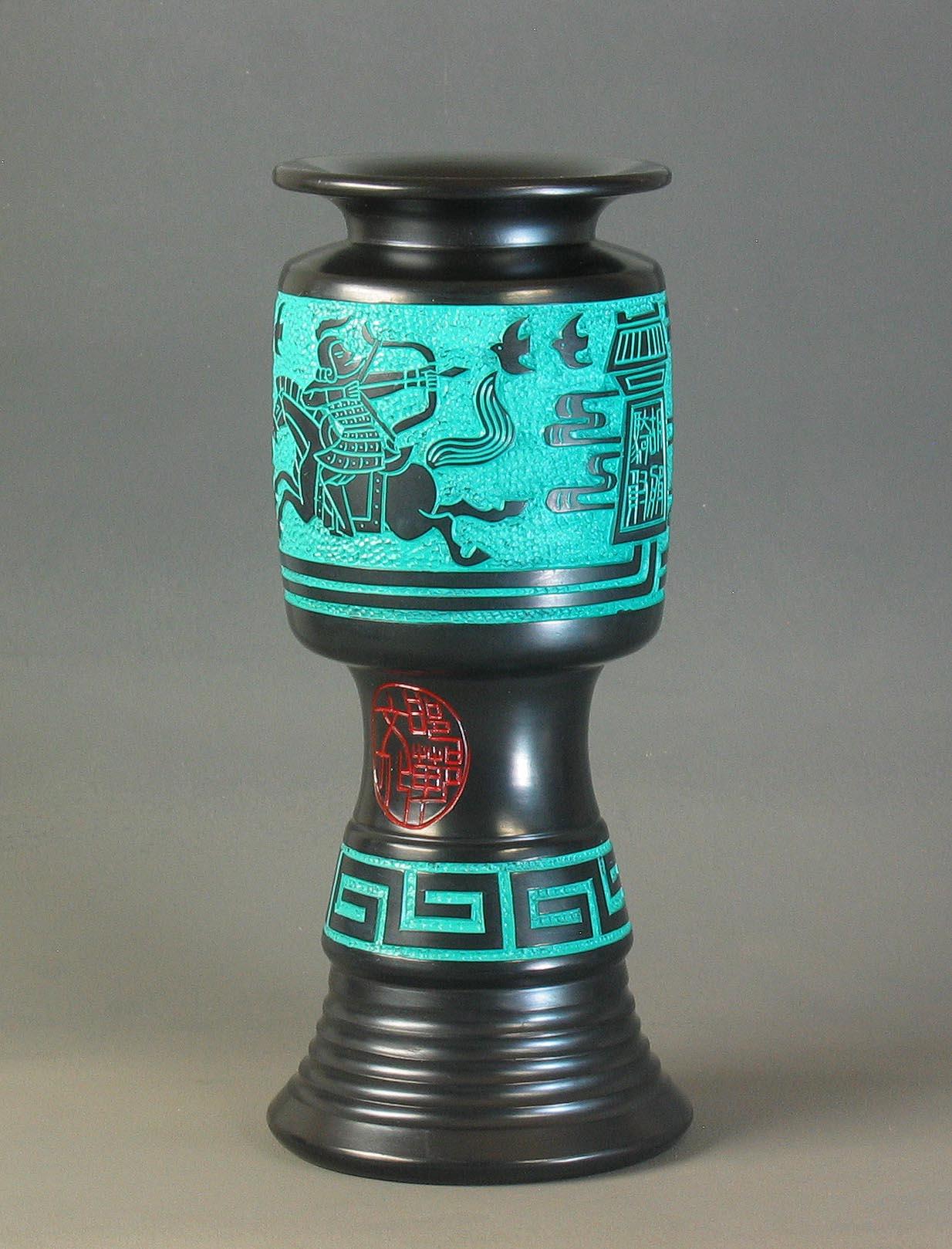 20ième siècle Vase chinois inhabituel en poterie noire Longshan en vente