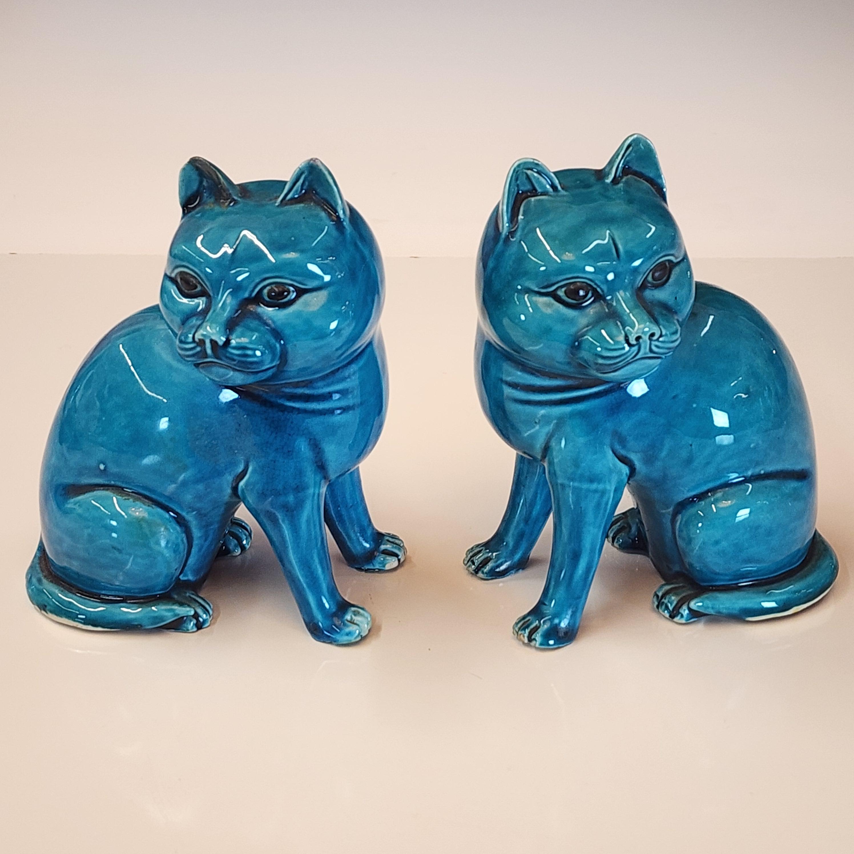 Inusual pareja de gatos chinos esmaltados de color turquesa vibrante de la década de 1930, con cabezas inusualmente grandes.   Los he visto antes con cabezas de tamaño normal, pero nunca un conjunto de cabezas grandes.   Color y diseño llamativos.   
