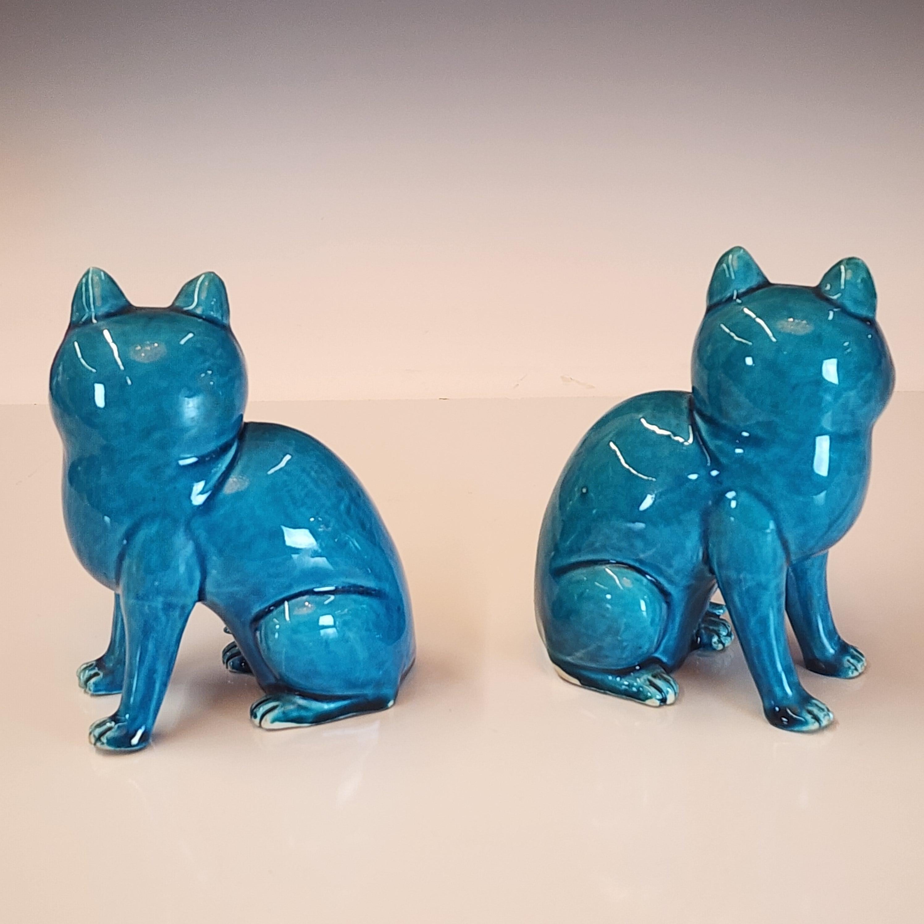 Inusual par de figurillas chinas de turquesa con cabeza de gato grande siglo XX en venta