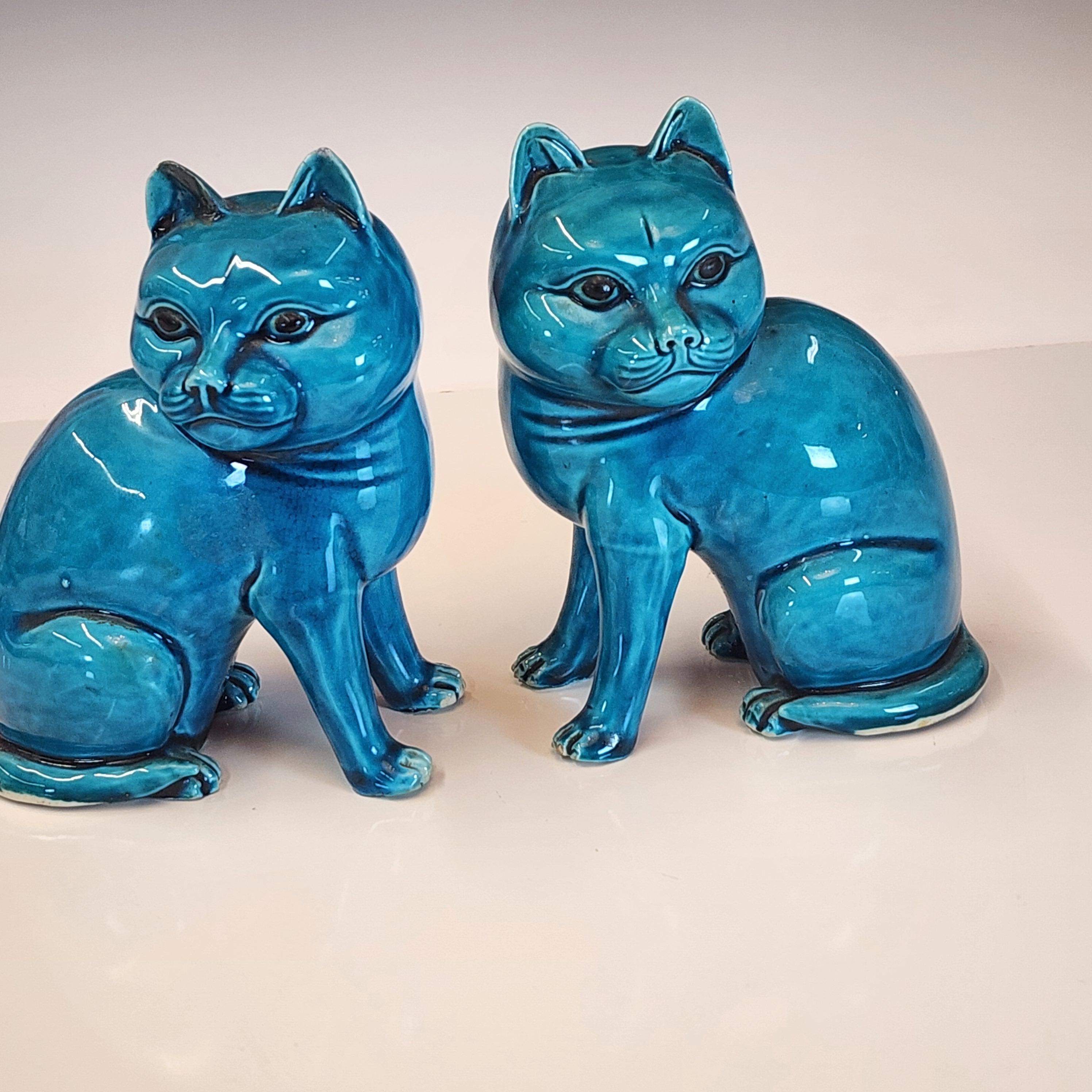 Inusual par de figurillas chinas de turquesa con cabeza de gato grande en venta 1