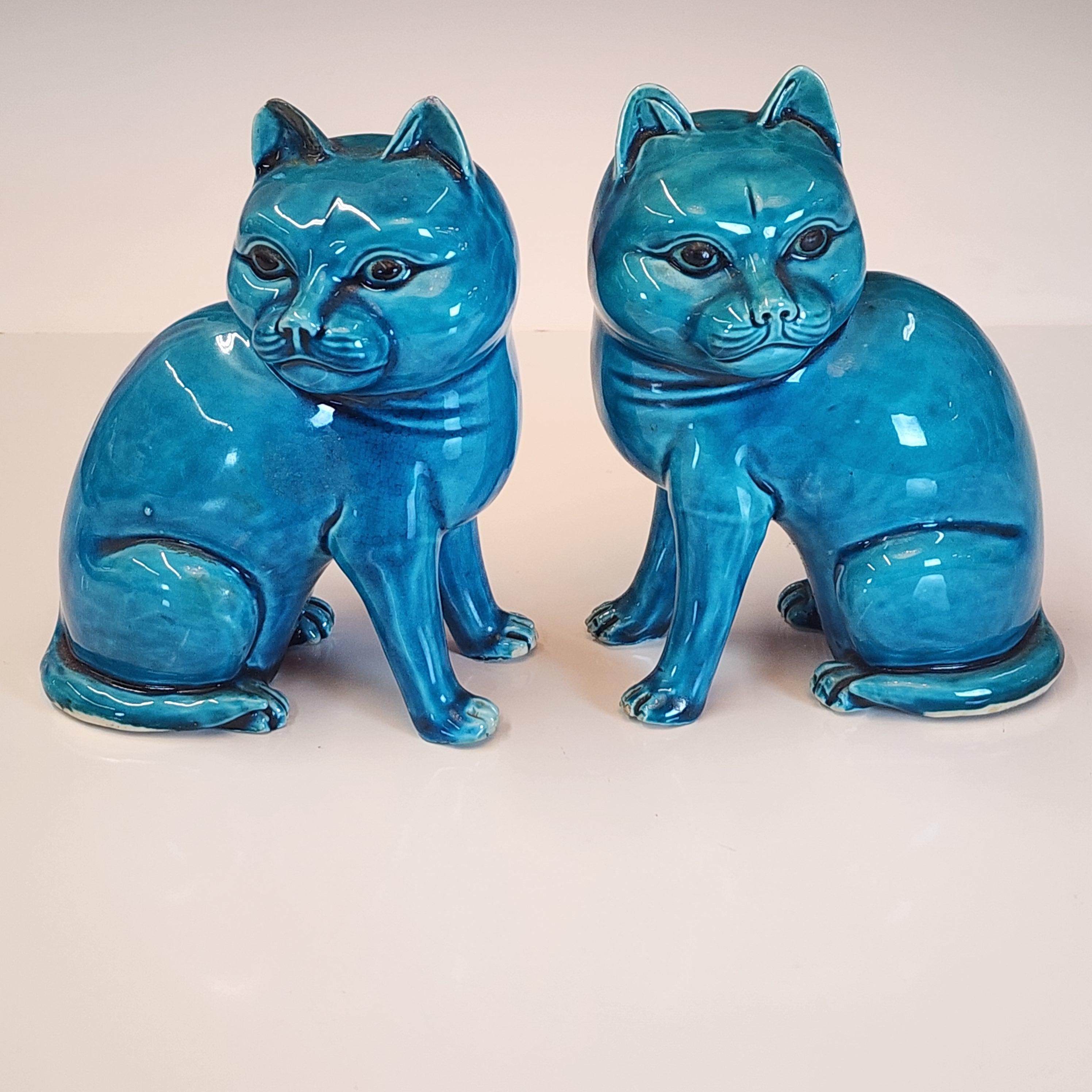 Inusual par de figurillas chinas de turquesa con cabeza de gato grande en venta 2