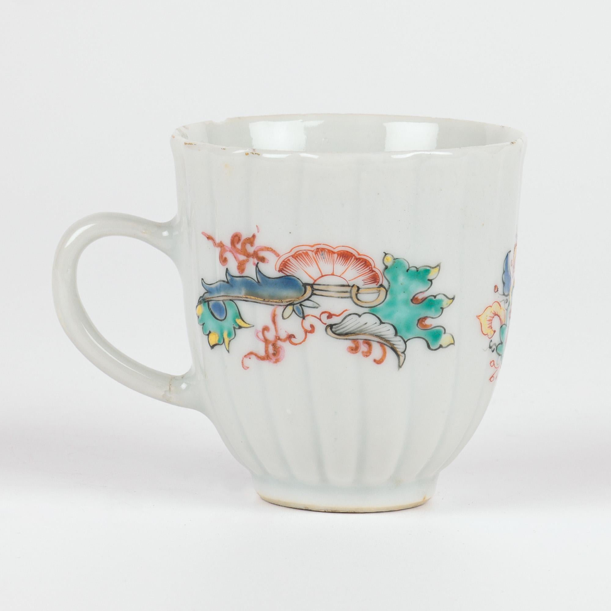 Unusual Chinese Yongzheng Hand Painted Porcelain Teacup In Good Condition For Sale In Bishop's Stortford, Hertfordshire