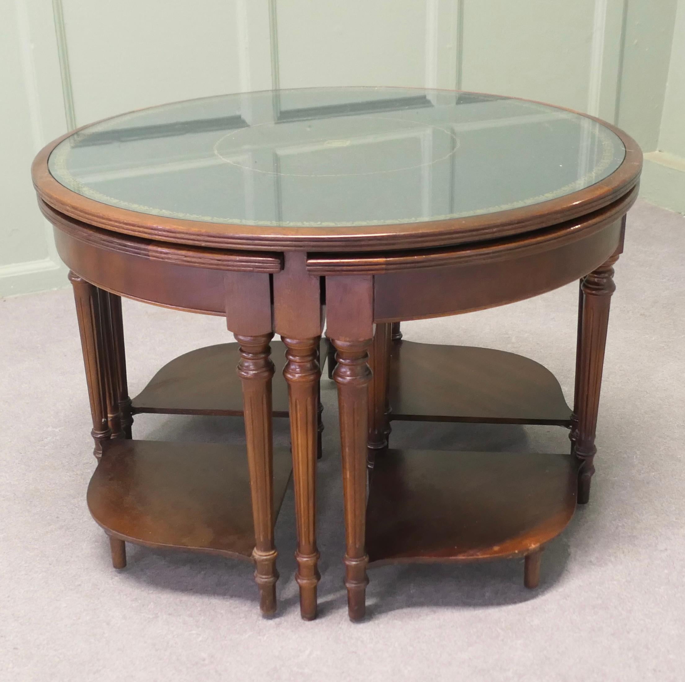 Tables de bibliothèque circulaires inhabituelles

Il s'agit d'un ensemble de tables très inhabituel. La plus grande table est de forme circulaire et les autres sont en forme de quart de coin et s'insèrent en dessous. Les tables ont des plateaux en