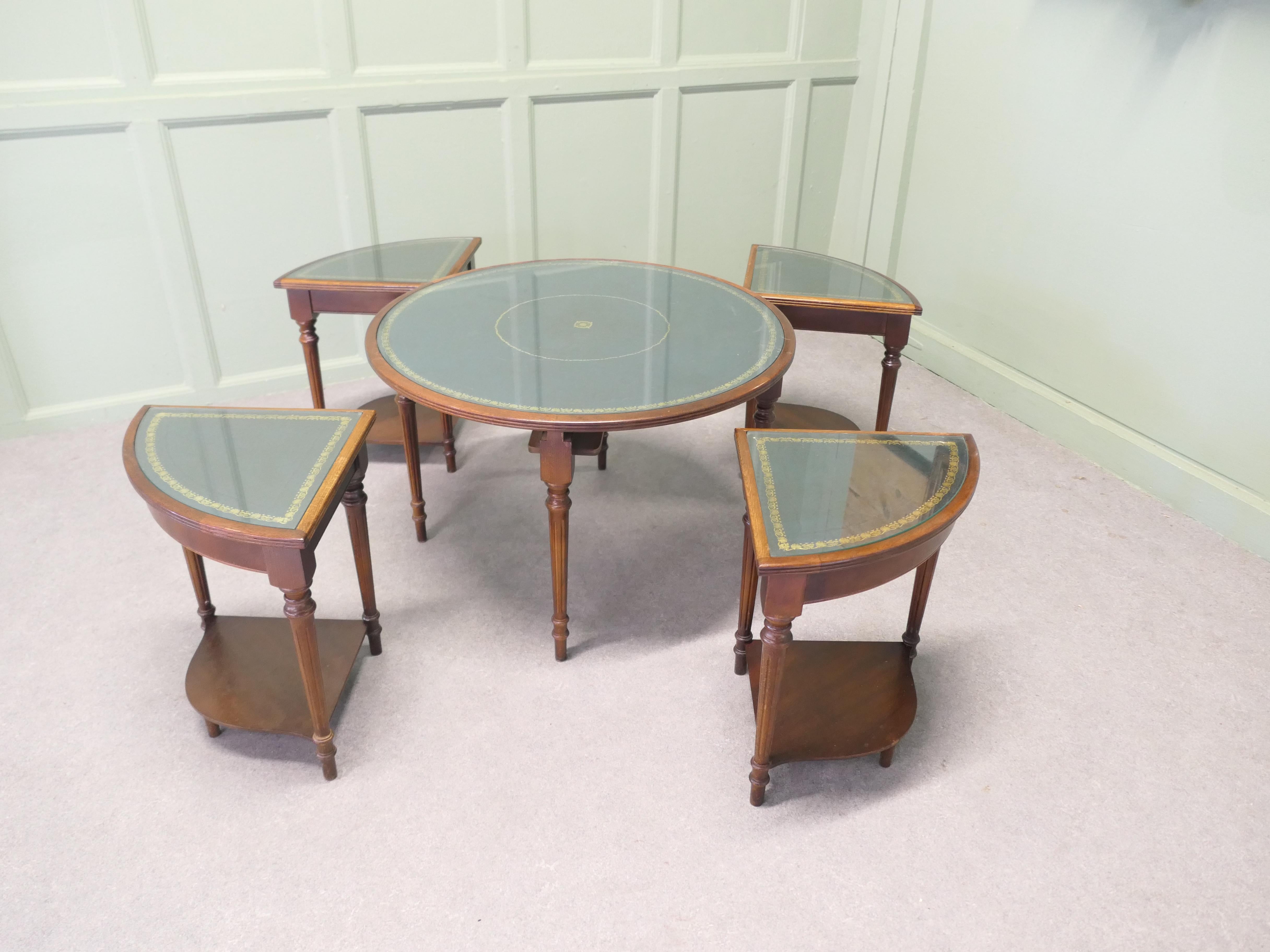 Mid-Century Modern Unusual Circular Nest of Library Tables This is a very unusual set of tables en vente