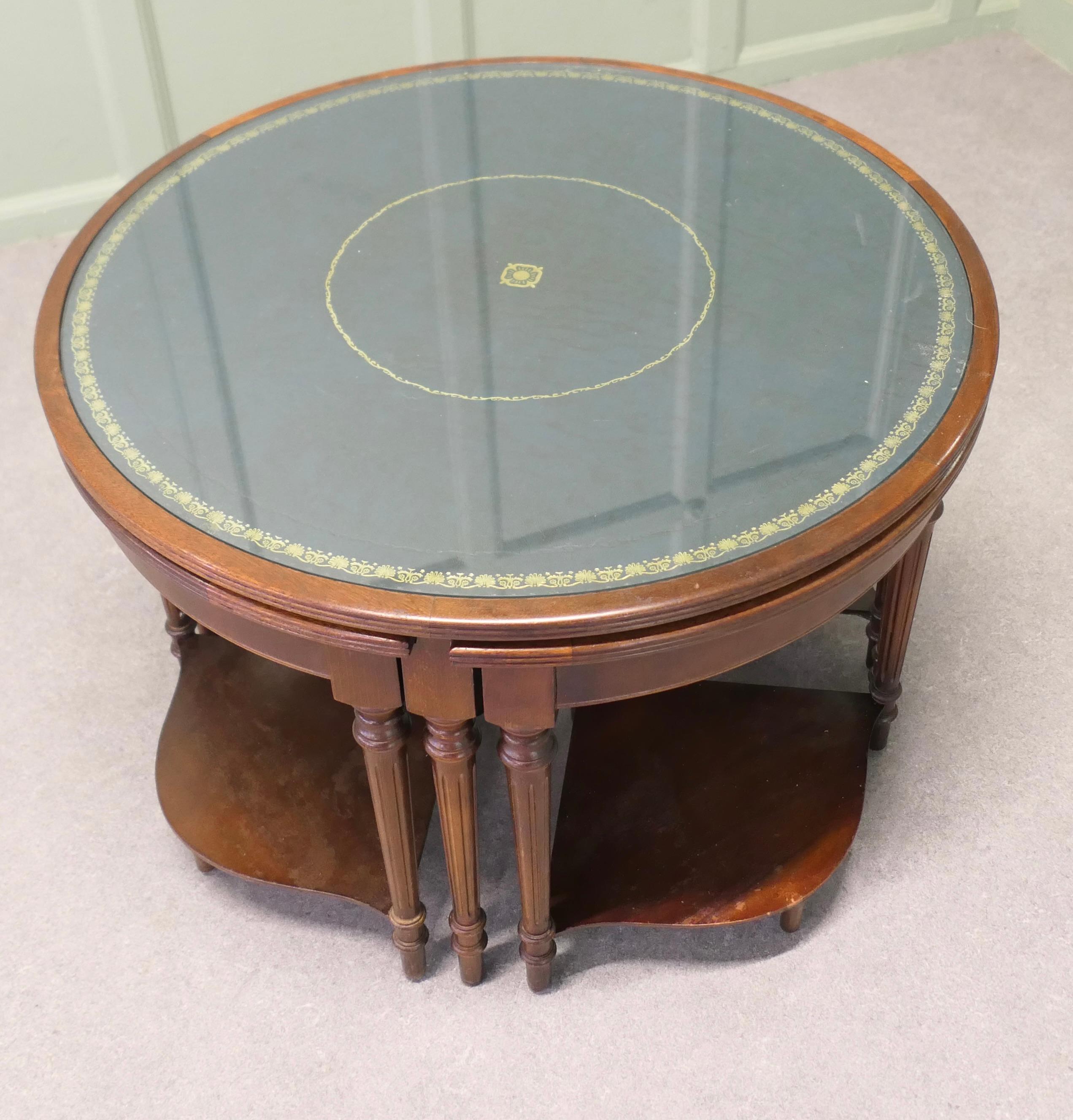 Unusual Circular Nest of Library Tables This is a very unusual set of tables Bon état - En vente à Godshill, Isle of Wight