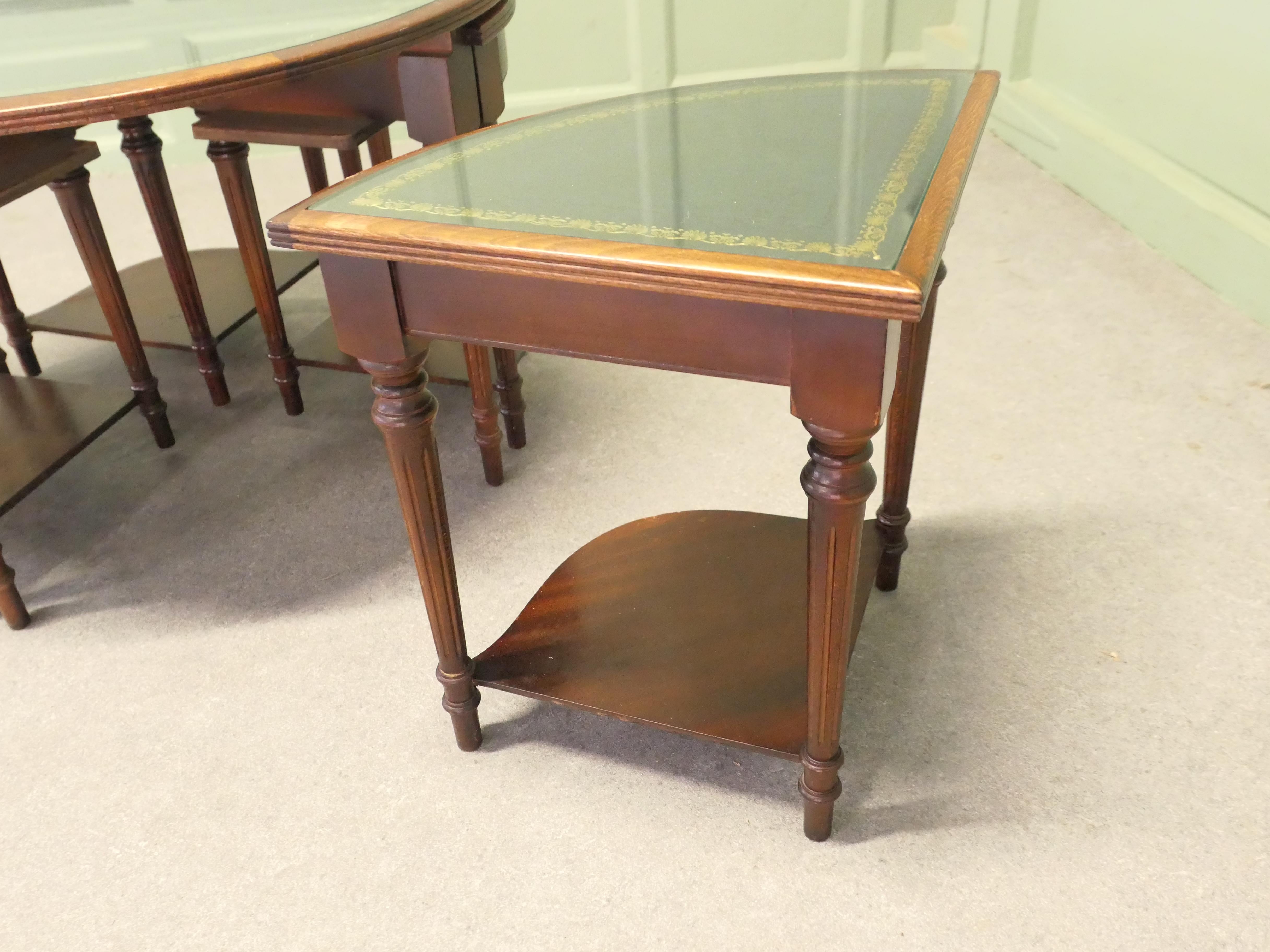 Milieu du XXe siècle Unusual Circular Nest of Library Tables This is a very unusual set of tables en vente