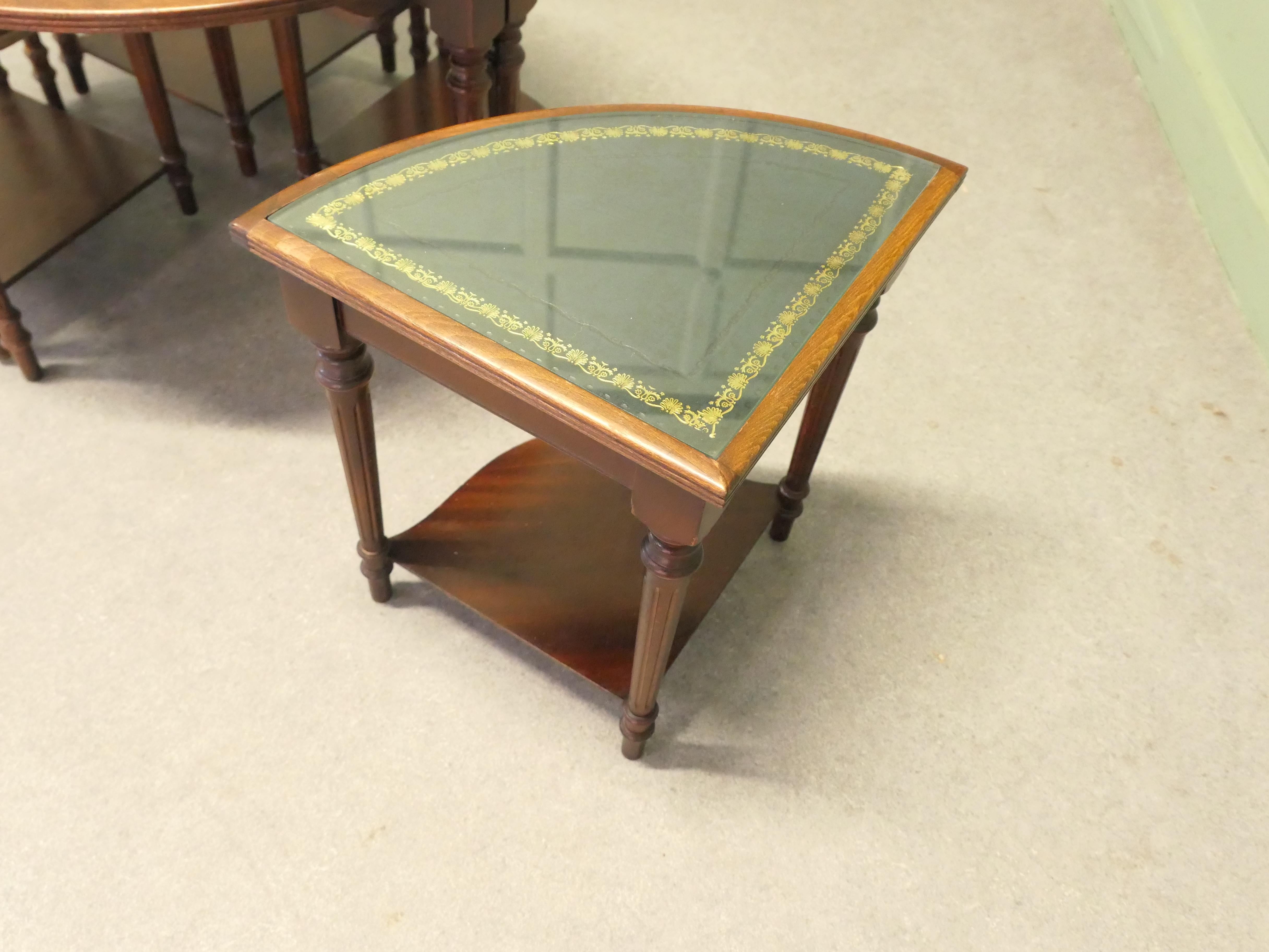 Cuir Unusual Circular Nest of Library Tables This is a very unusual set of tables en vente