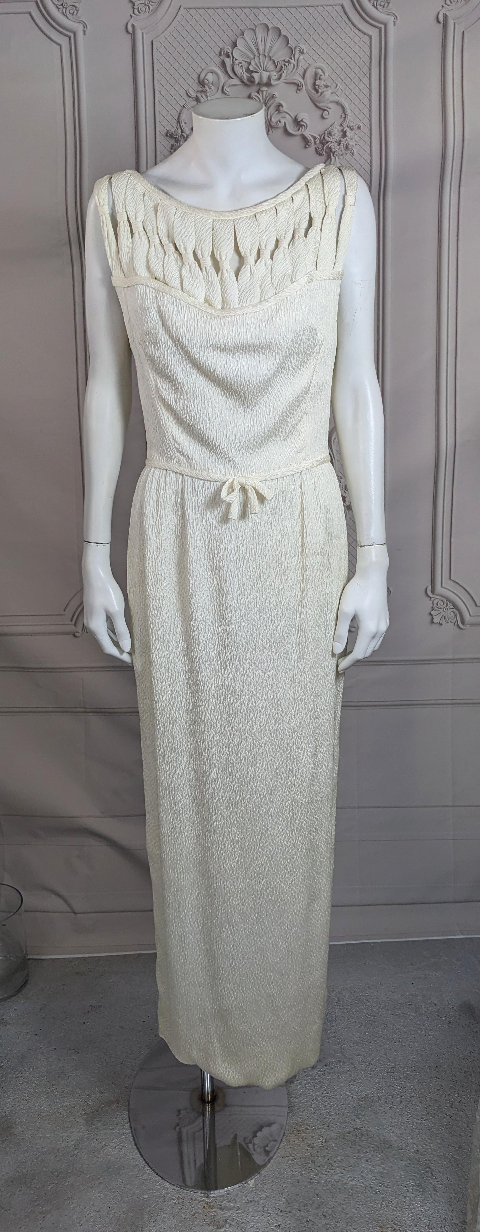 Speciale abito a tubino Cloque degli anni '60 con insoliti dettagli del carré in crêpe increspato. La scollatura presenta una serie di 