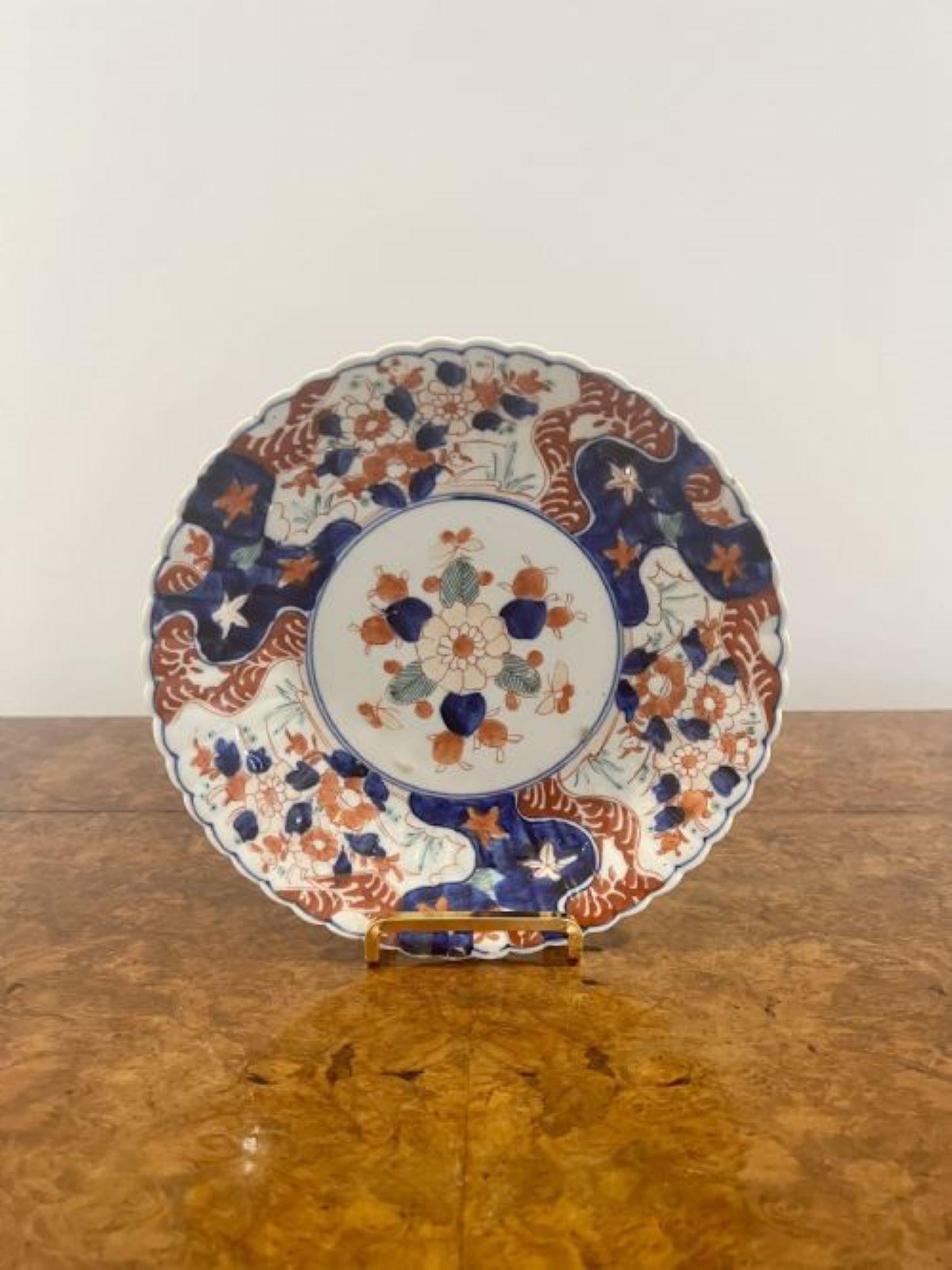 Collection inhabituelle de trois plats japonais anciens en imari en vente 1
