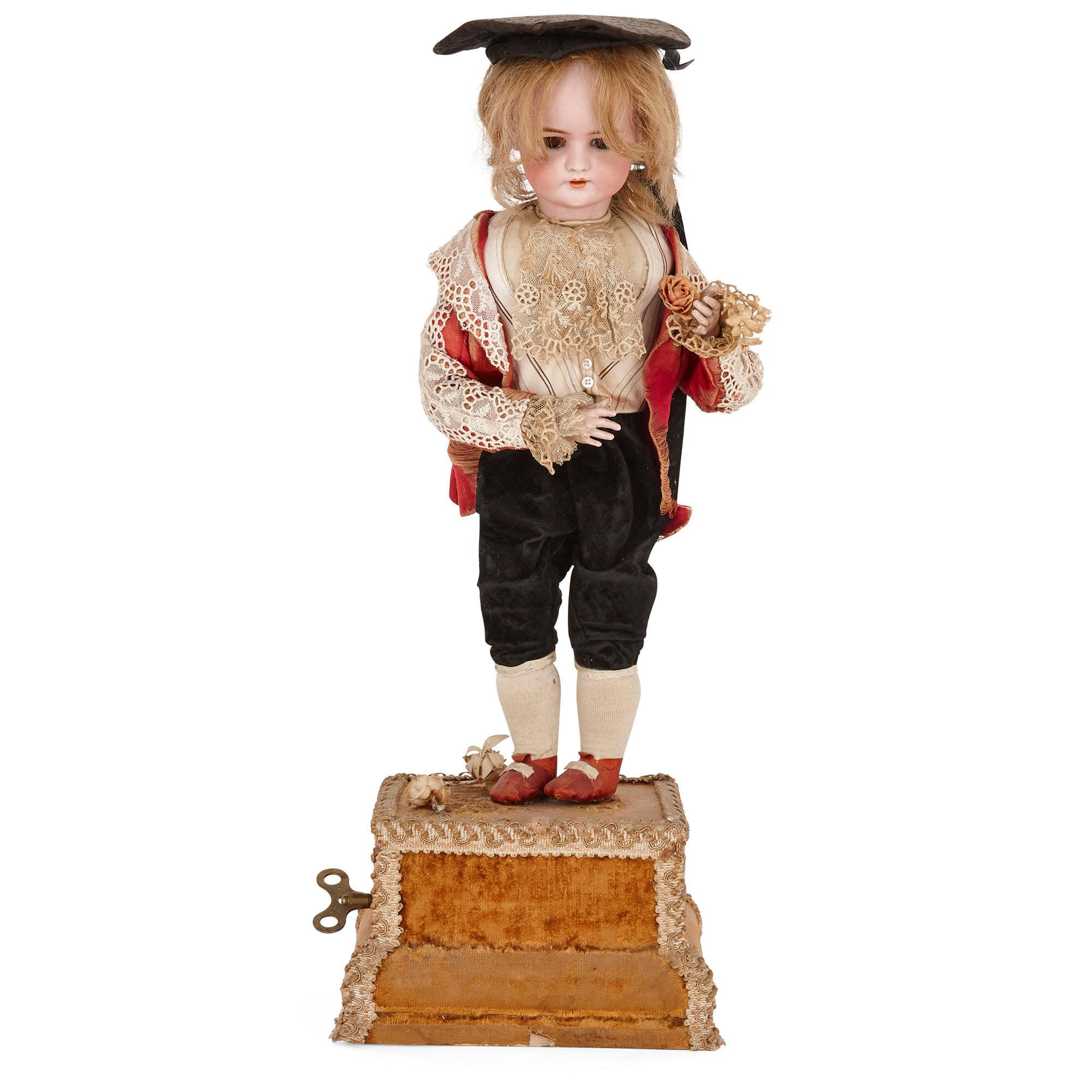 Figure d'automate en porcelaine biscuit inhabituelle
Continental, vers 1900
Mesures : Hauteur 57 cm, largeur 21 cm, profondeur 21 cm

Cette poupée inhabituelle prend la forme d'un jeune garçon habillé en costume d'époque. La tête du garçon est