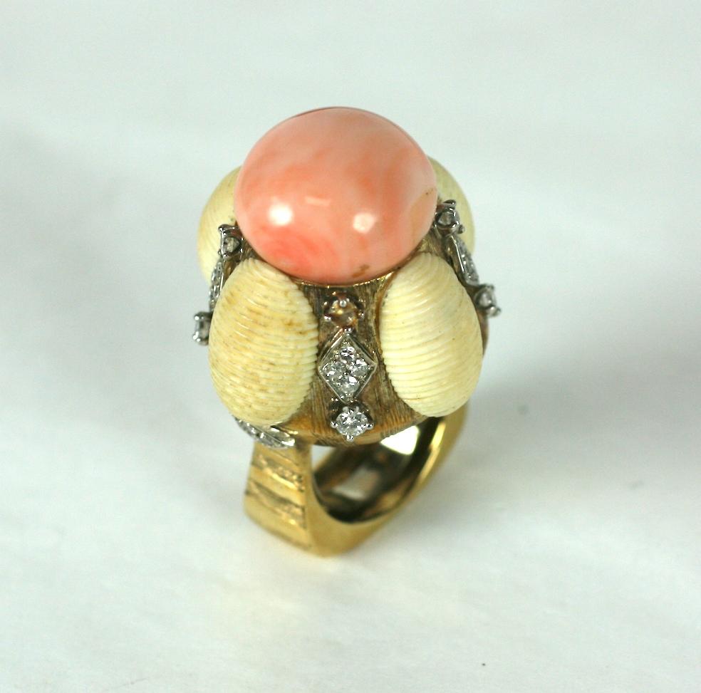 Taille cabochon Bague cocktail à dôme inhabituelle en corail et diamants en vente