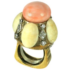 Bague cocktail à dôme inhabituelle en corail et diamants