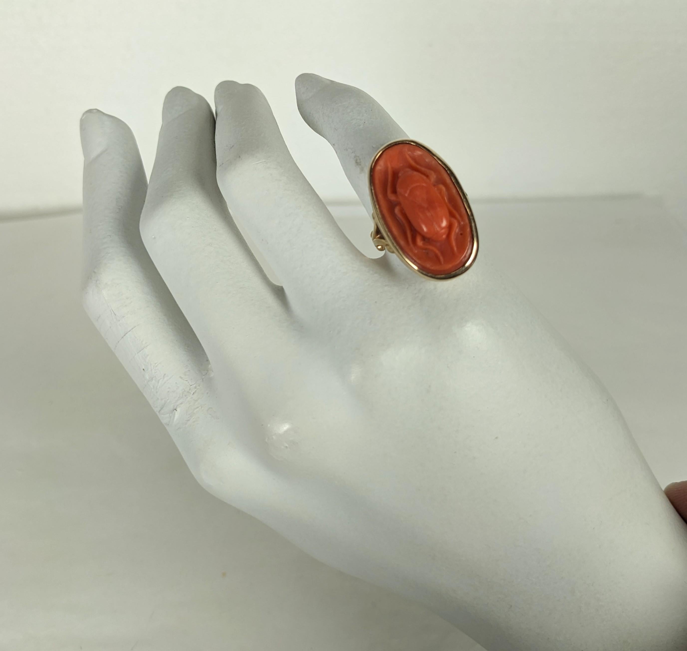 Bague inhabituelle en corail et scarabée en vente 4