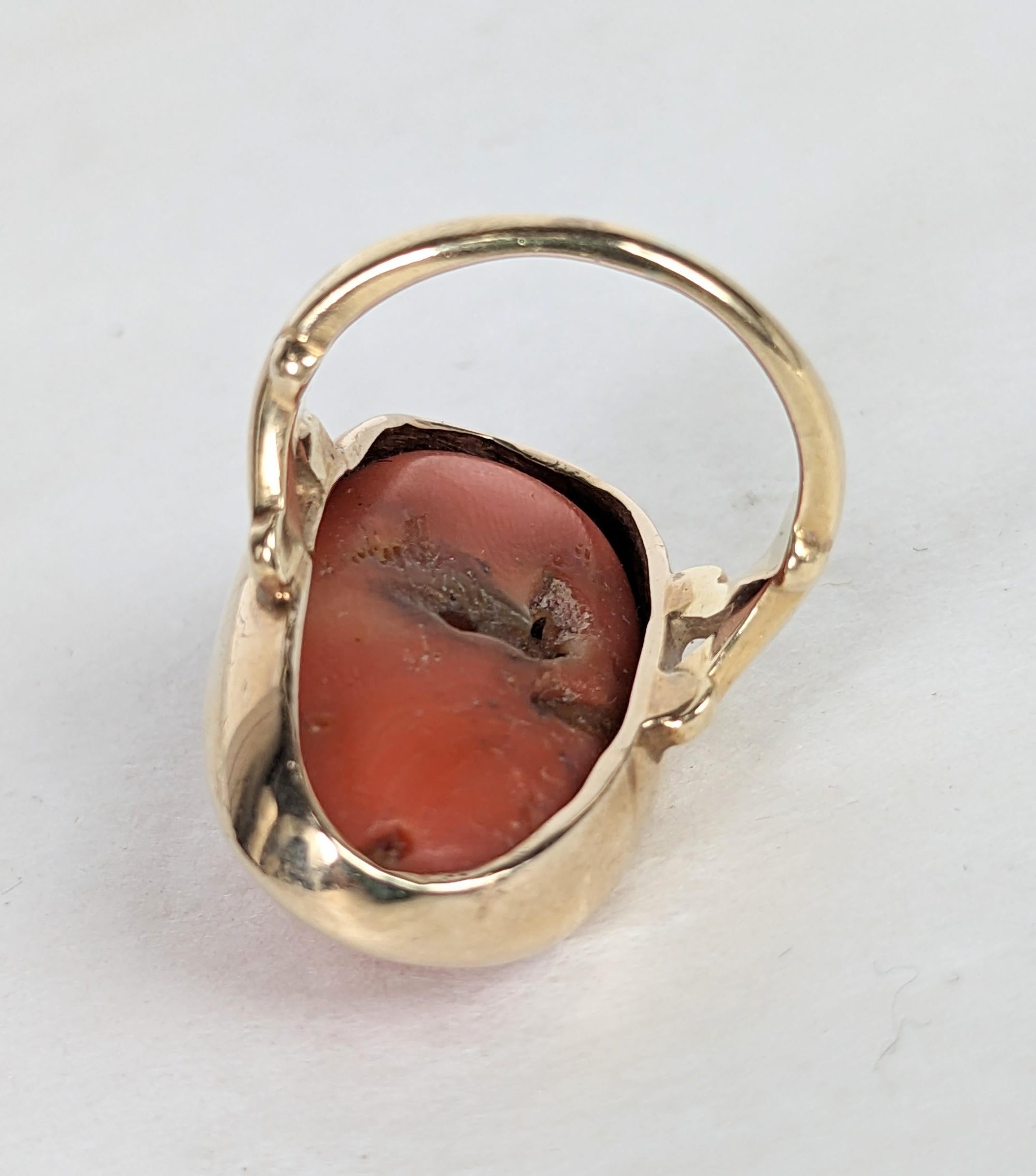 Bague inhabituelle en corail et scarabée Unisexe en vente