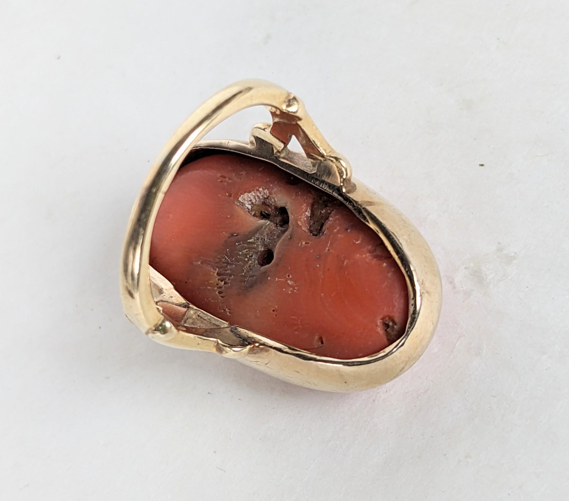 Bague inhabituelle en corail et scarabée en vente 2