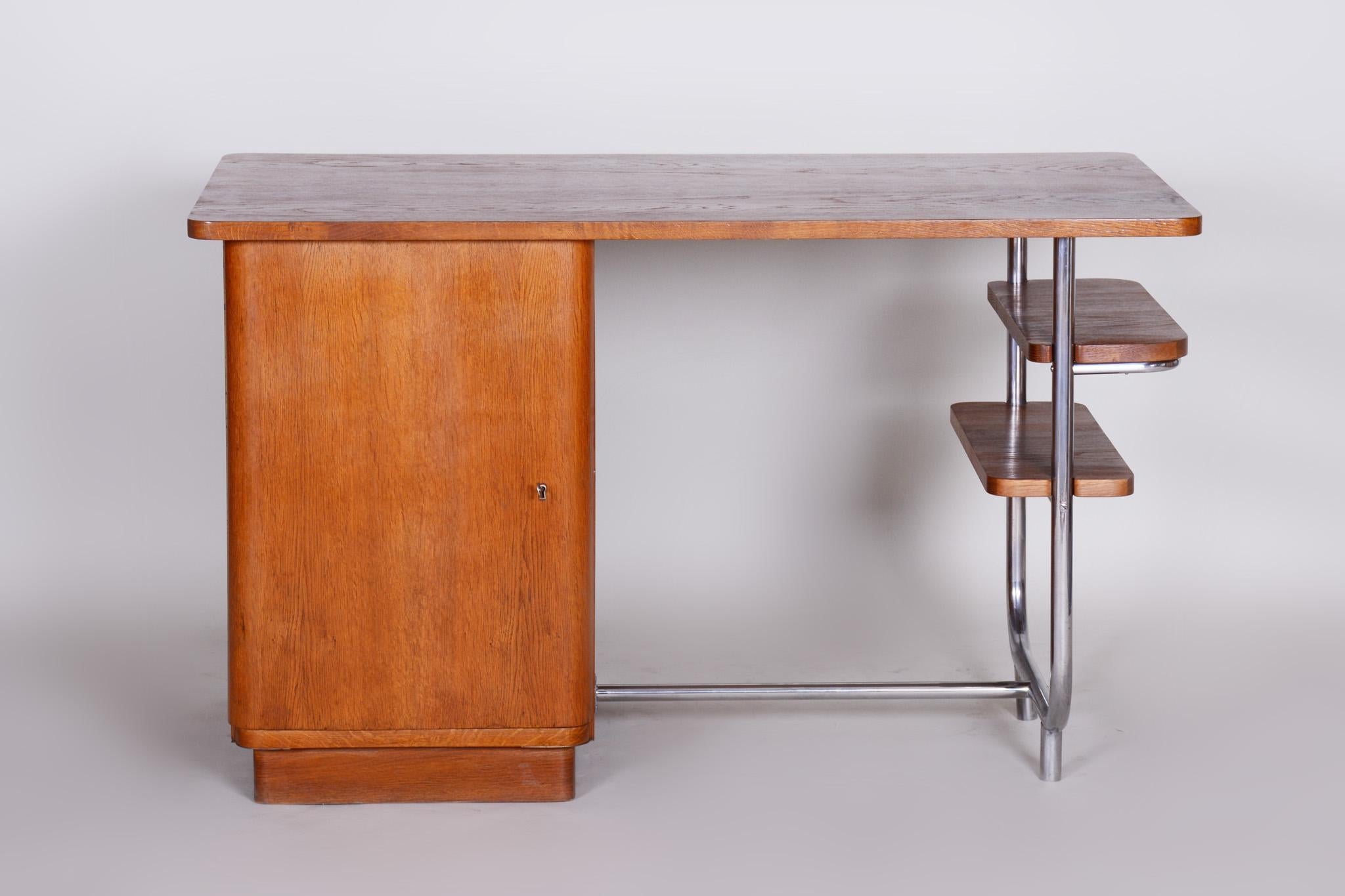 Desk with a frame in tubular chromed steel.
Manufactured by Hynek Gottwald, Czechia, in the 1930s.
Completely restored. Tubular steel with original chrome plating and patina. Fully cleaned.